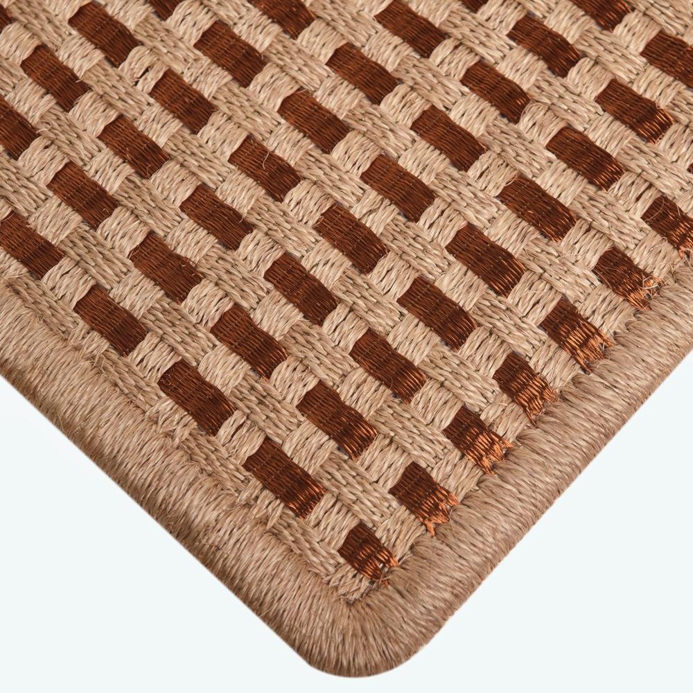 The Staple rug from the Lines collection has linear patterns in sand beige agave, which create subtle sense of movement. This creation is made of 60% Colombian agave fiber and 40% copper threads, and has 500 threads / m².

Tapistelar rugs, dyed