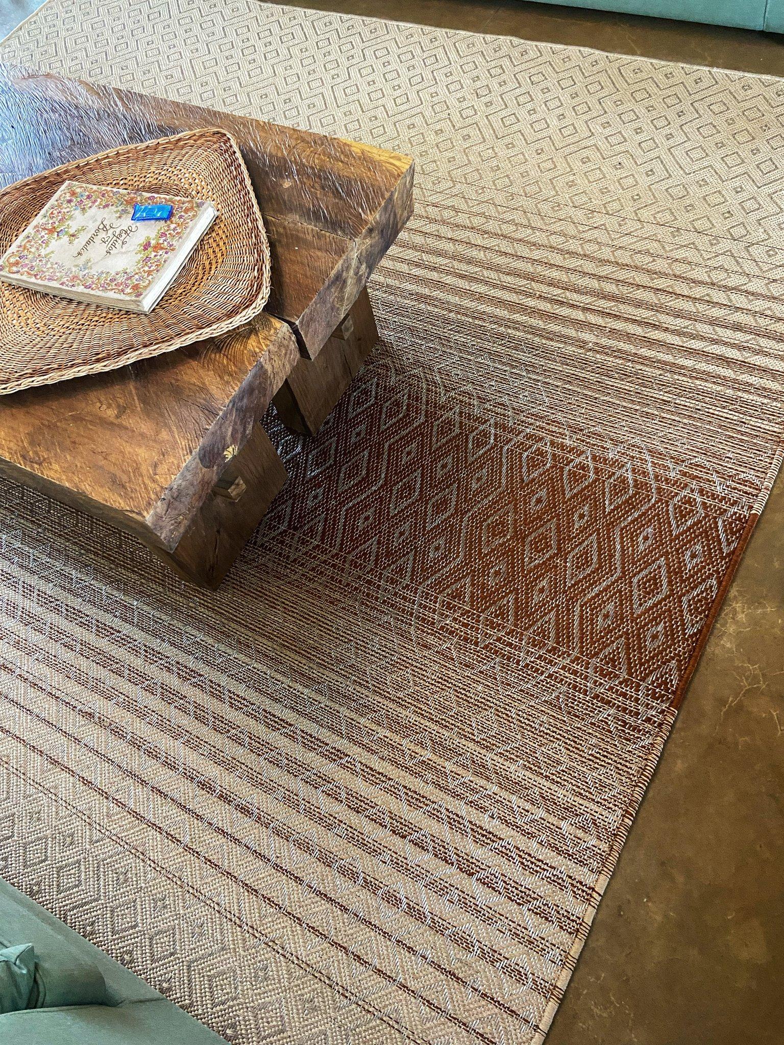 Le tapis Tebaida avec ses motifs asymétriques en fils d'étain et agave Sand / Garnet, génère un charme contemporain mais rustique. Cette création est composée de 50% de fibres d'agave et de 50% de fils d'étain, et compte 500 fils / m². Mesures :