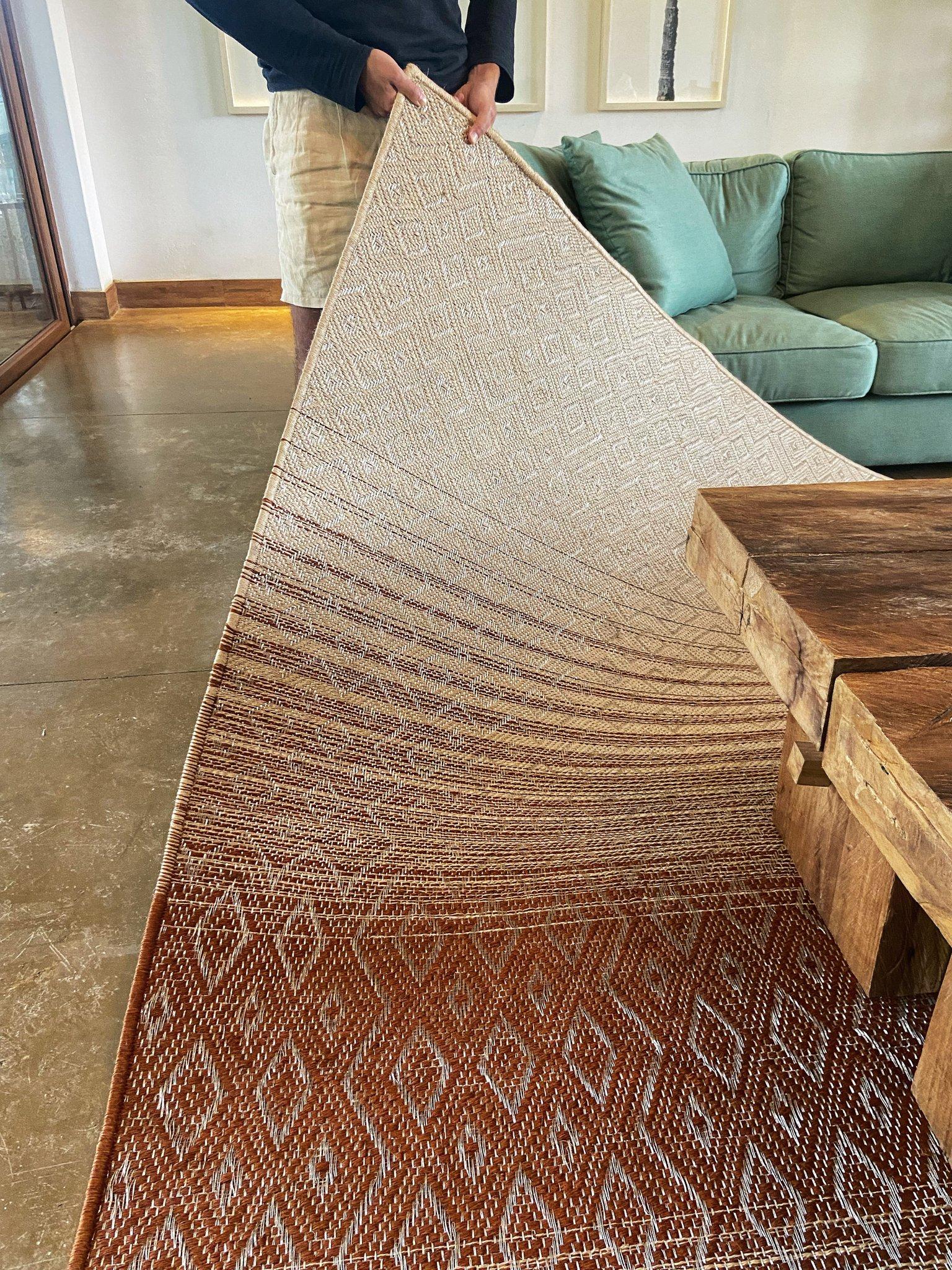 Organique Tapis artisanal en fibre naturelle beige sable et grenat avec étain de 3'11 po. x 5'11 po. en vente