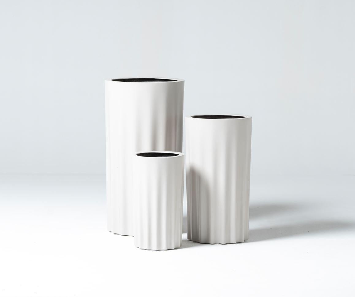 un accessorio per il giardinaggio elegante e innovativo, ispirato all'iconica forma del tappo di una bottiglia. Realizzata in fibra di vetro resistente, questa fioriera combina funzionalità e design moderno, aggiungendo un tocco di estrosità a