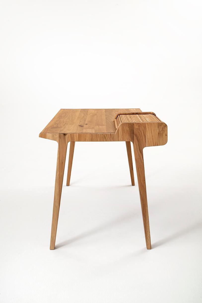 Tapparelle es un escritorio de roble macizo con una veta fuerte y matérica, donde las formas sinuosas y modernas son la contrapartida de una estructura sólida realzada por el material y por la altísima calidad de la mano de obra, en gran parte