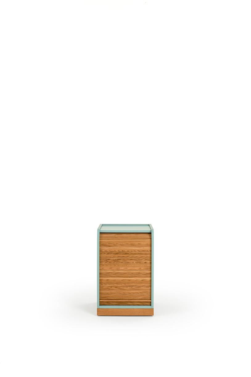 L'armoire à roulettes Tapparelle fait partie d'une collection d'éléments qui explorent la technique traditionnelle des meubles de bureau antan à volets coulissants qui ne sont plus utilisés, en les transformant en meubles pour la maison