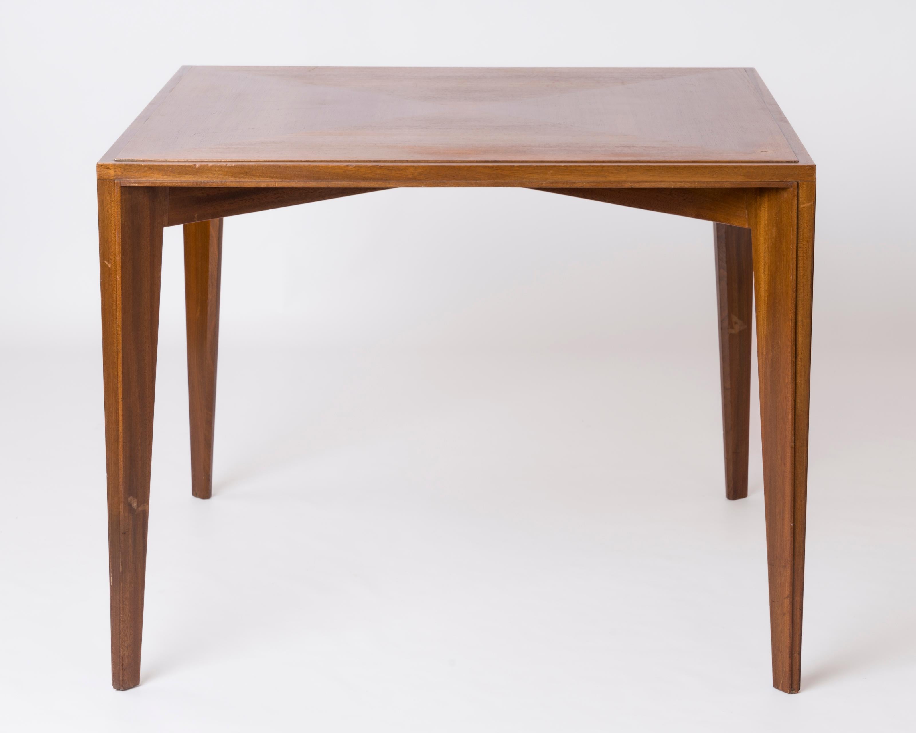 Tappered Legs Square Cherry Tree Marquetry Scandinavian Table -  1960's (Moderne der Mitte des Jahrhunderts) im Angebot