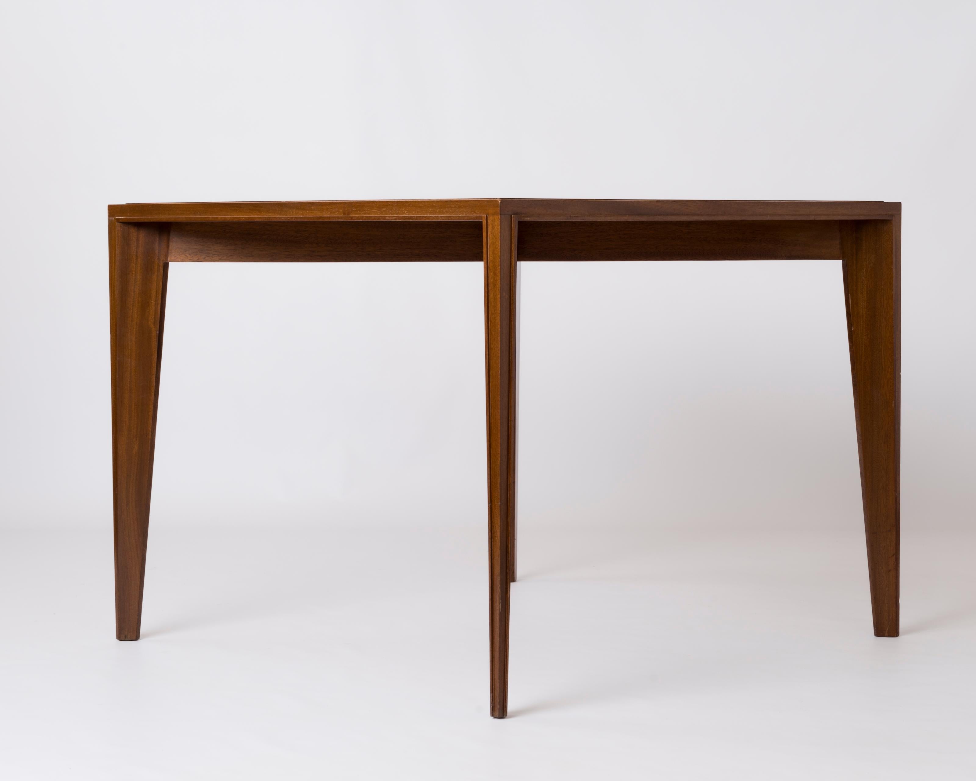 Tappered Legs Square Cherry Tree Marquetry Scandinavian Table -  1960's im Zustand „Relativ gut“ im Angebot in New York, NY
