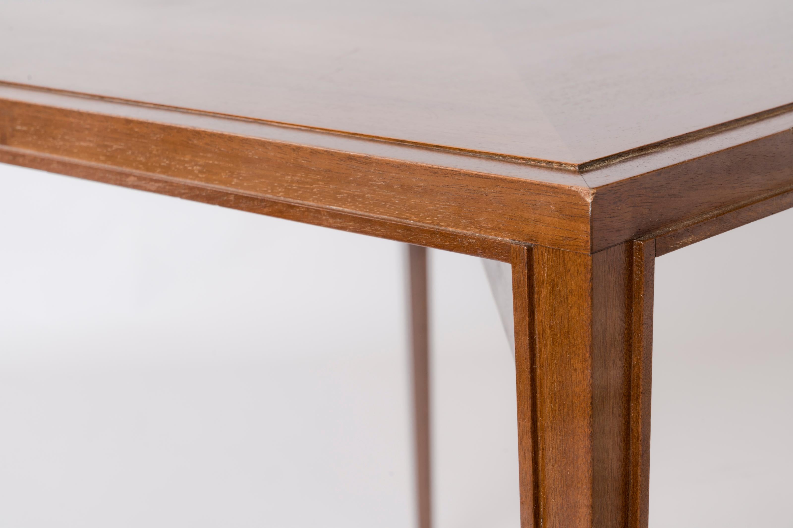Tappered Legs Square Cherry Tree Marquetry Scandinavian Table -  1960's (Mitte des 20. Jahrhunderts) im Angebot