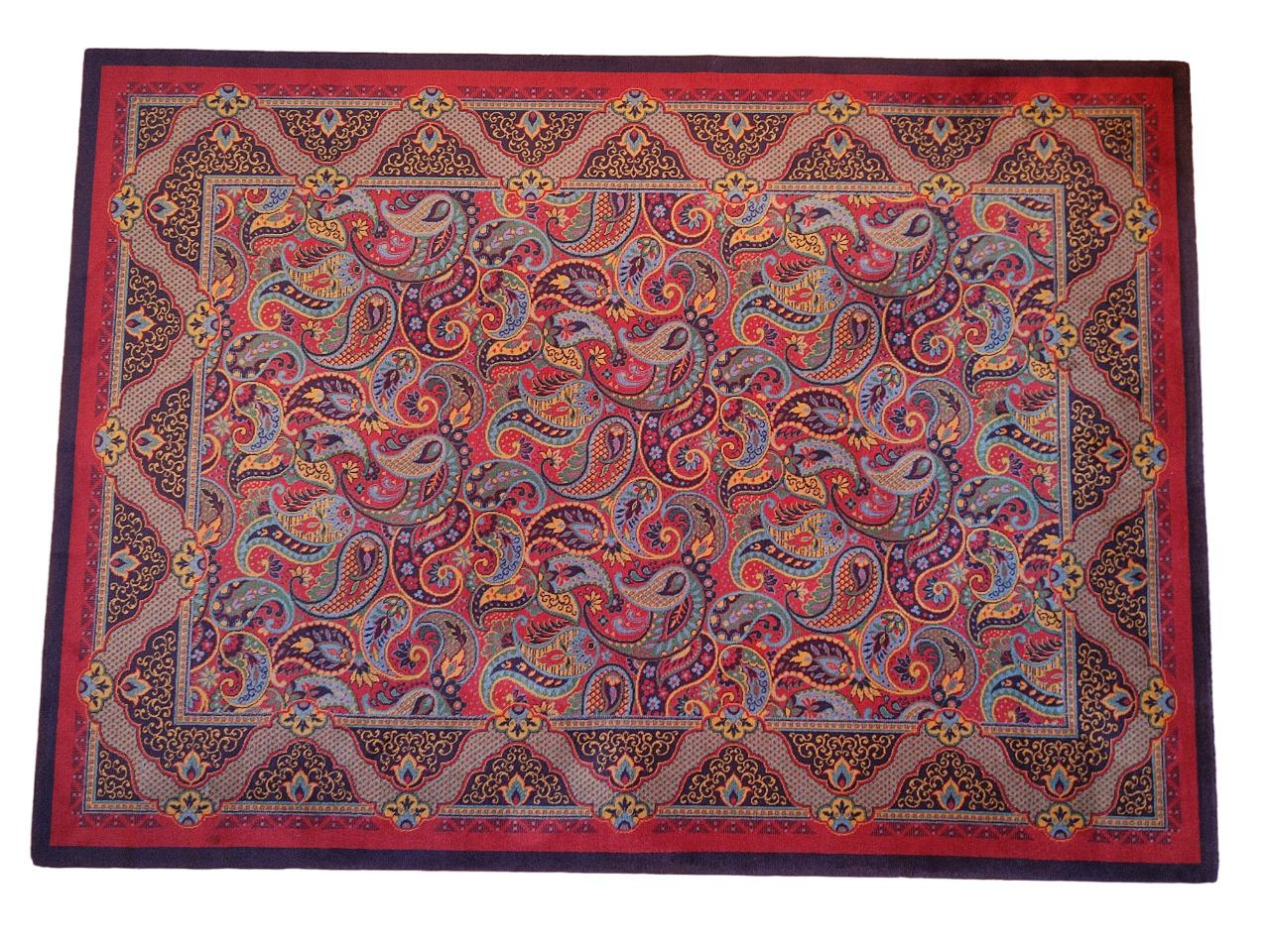 Tappeto in lana fatto dalla ditta De Poortere in Belgio con dimensioni 170 x 240.. Modello Murano, con etichetta.
Il campo centrale del tappeto è decorato con un complesso motivo a botè (gocce stilizzate a forma di mandorla ricurva), intrecciato con