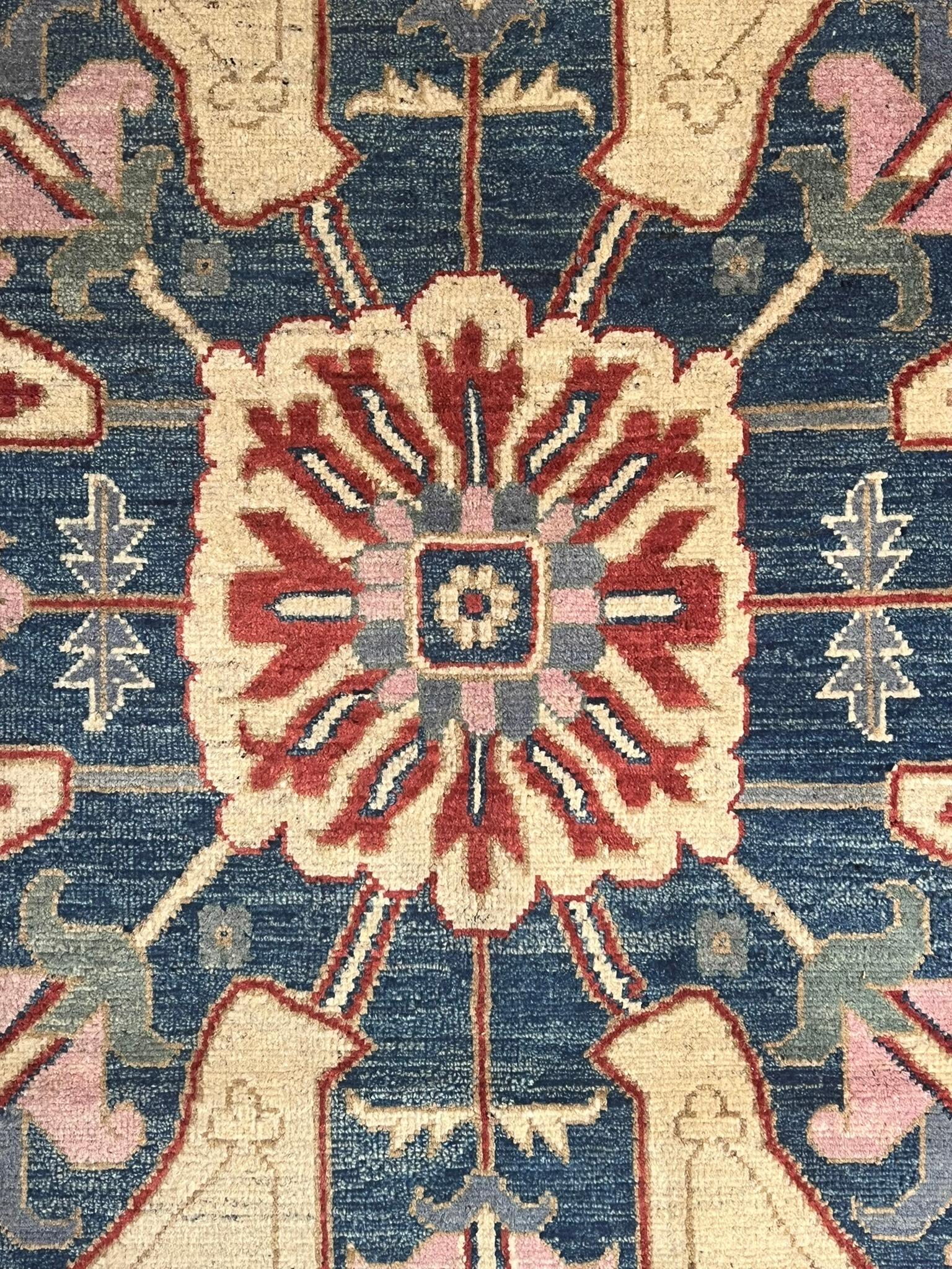Dieses interessante Artefakt stammt aus der afghanischen Stadt Ghazni, der Hauptstadt der gleichnamigen Provinz. Hier werden hochwertige Teppiche mit Mustern hergestellt, die von klassischen persischen Teppichen inspiriert sind. Unser Teppich