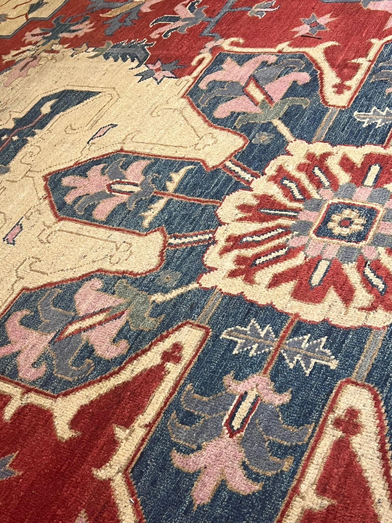 Handgeknüpfter Teppich, inspiriert von den Rot- und Blautönen des antiken Serapis (Zeitgenössisch) im Angebot
