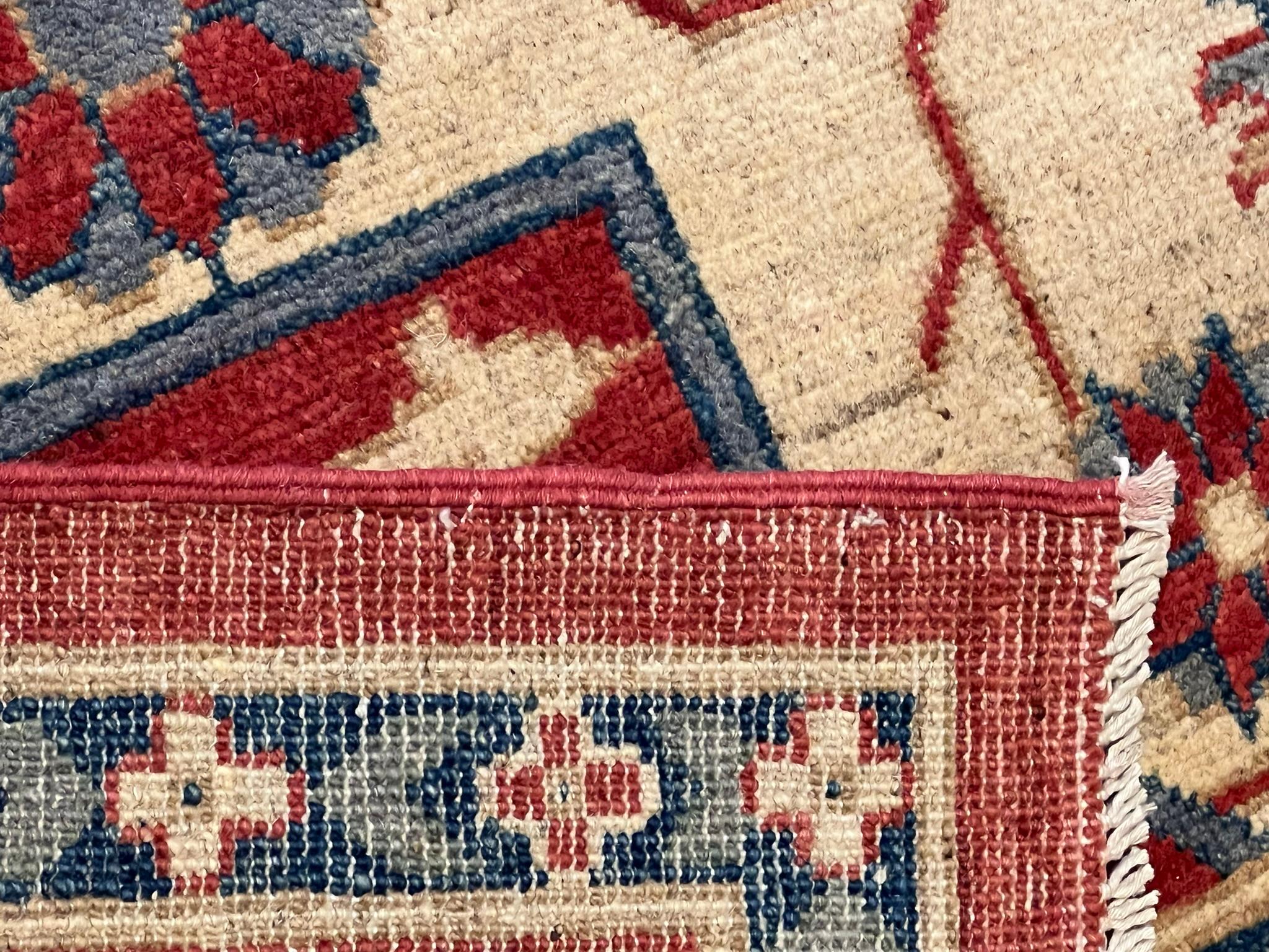 Handgeknüpfter Teppich, inspiriert von den Rot- und Blautönen des antiken Serapis im Angebot 2
