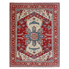 Tapis noué à la main inspiré par les tons rouges et bleus de l'ancien Sérapis