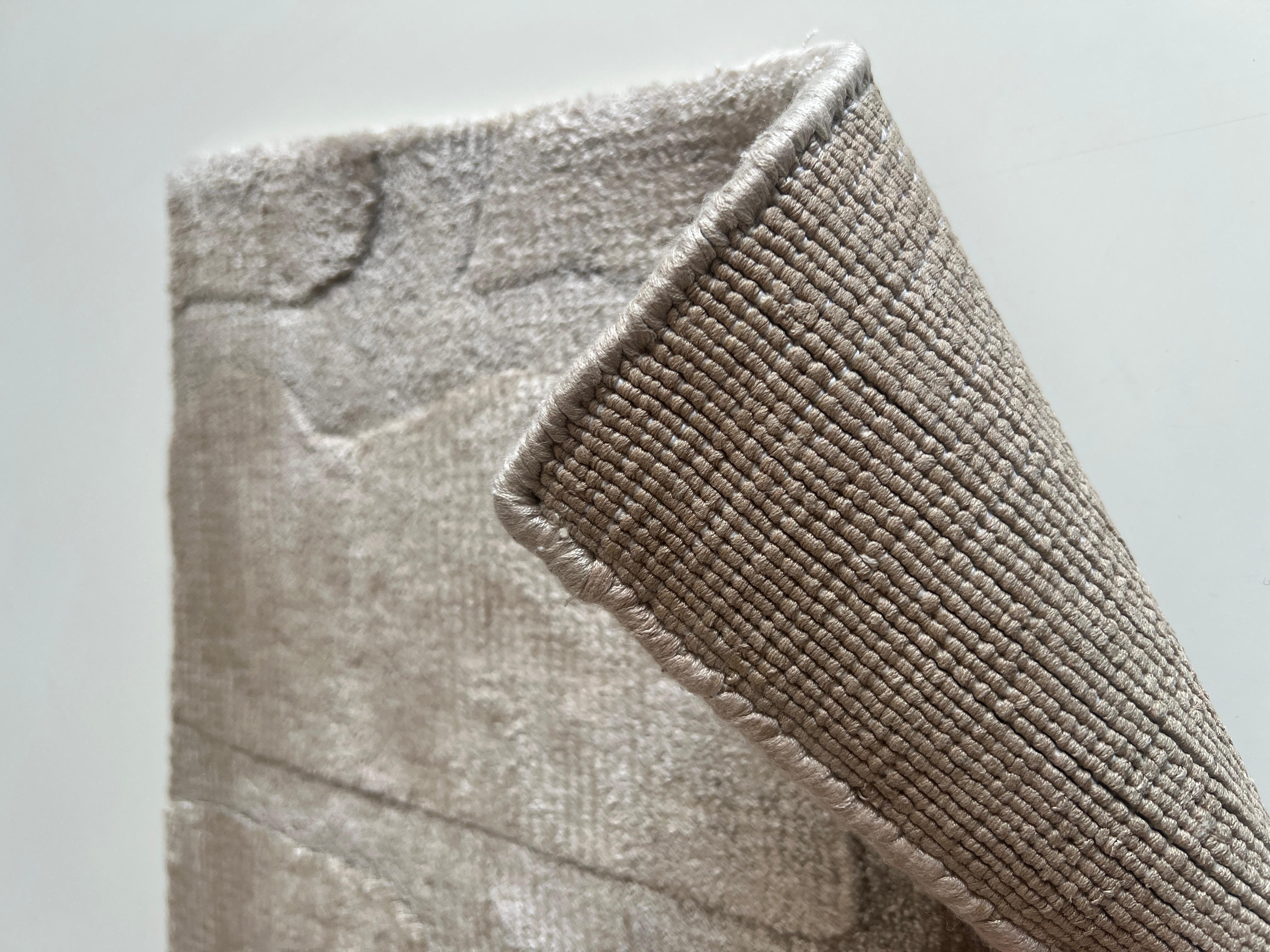 Nos produits sont entièrement noués à la main et fabriqués à partir de matières premières de la plus haute qualité. Les fils sont teints avec des couleurs naturelles et traités par nos artisans qualifiés, qui les entrelacent pour créer des produits