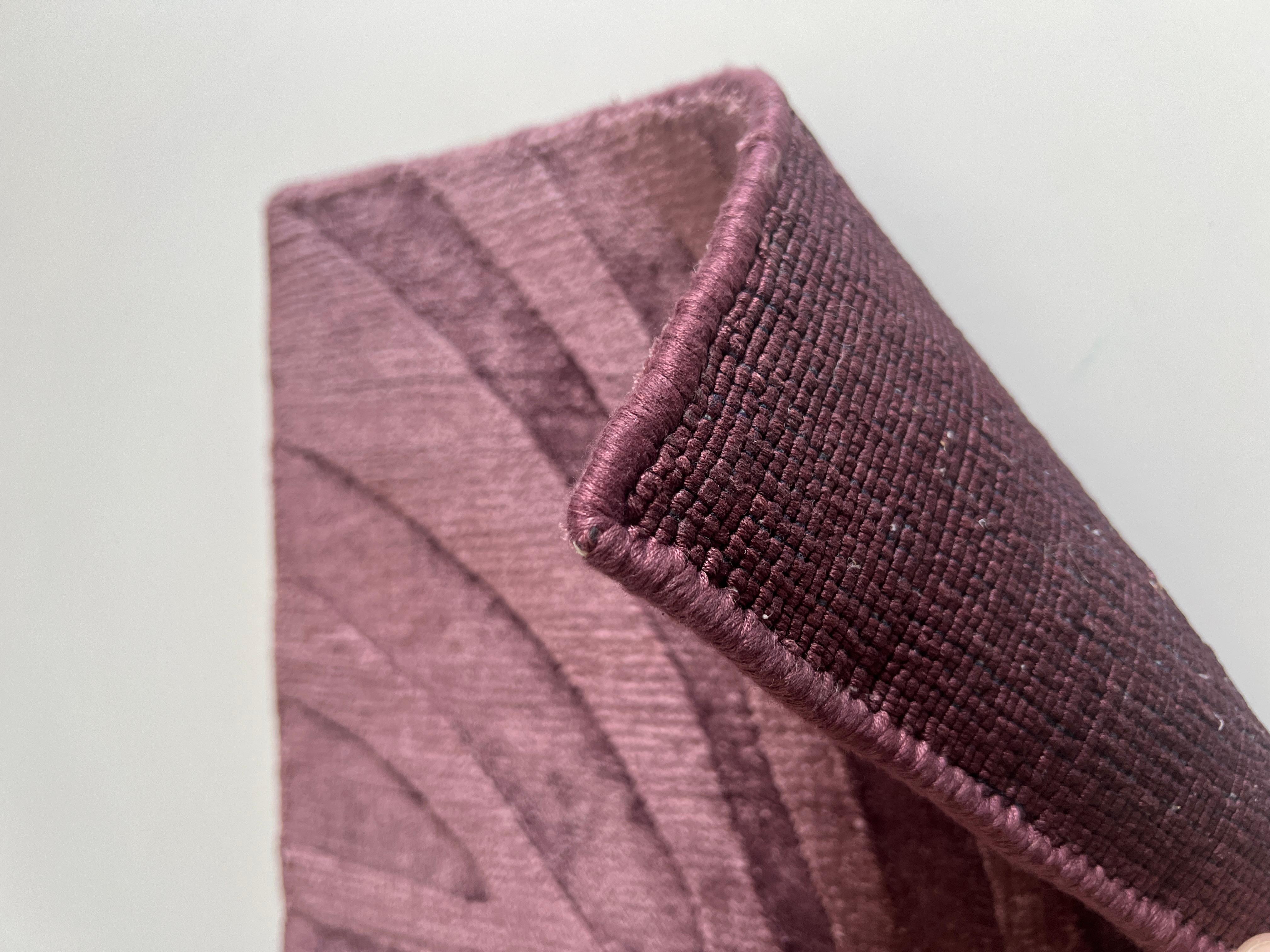Nos produits sont entièrement noués à la main et fabriqués à partir de matières premières de la plus haute qualité. Les fils sont teints avec des couleurs naturelles et traités par nos artisans qualifiés, qui les entrelacent pour créer des produits
