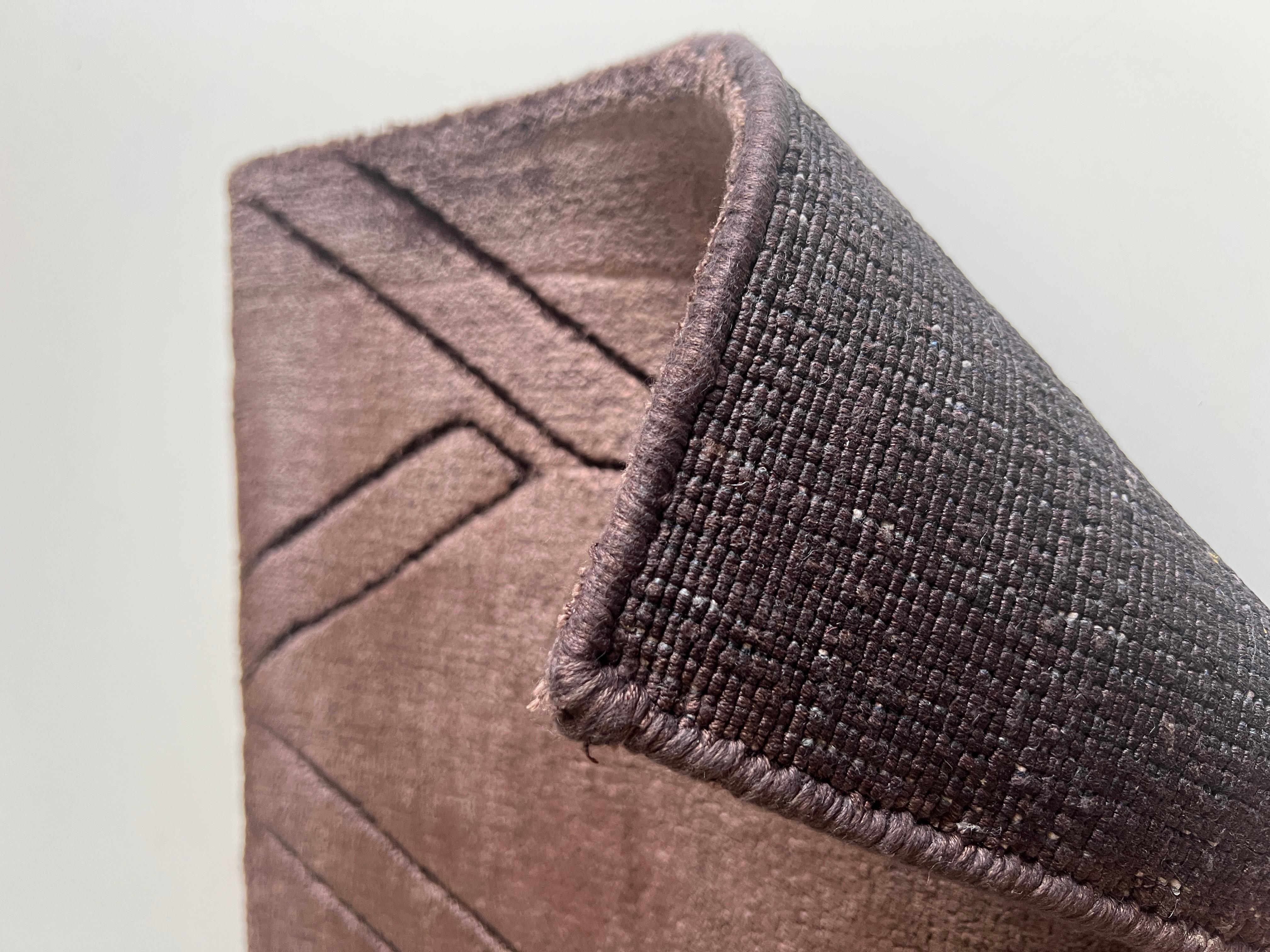 Nos produits sont entièrement noués à la main et fabriqués à partir de matières premières de la plus haute qualité. Les fils sont teints avec des couleurs naturelles et traités par nos artisans qualifiés, qui les entrelacent pour créer des produits