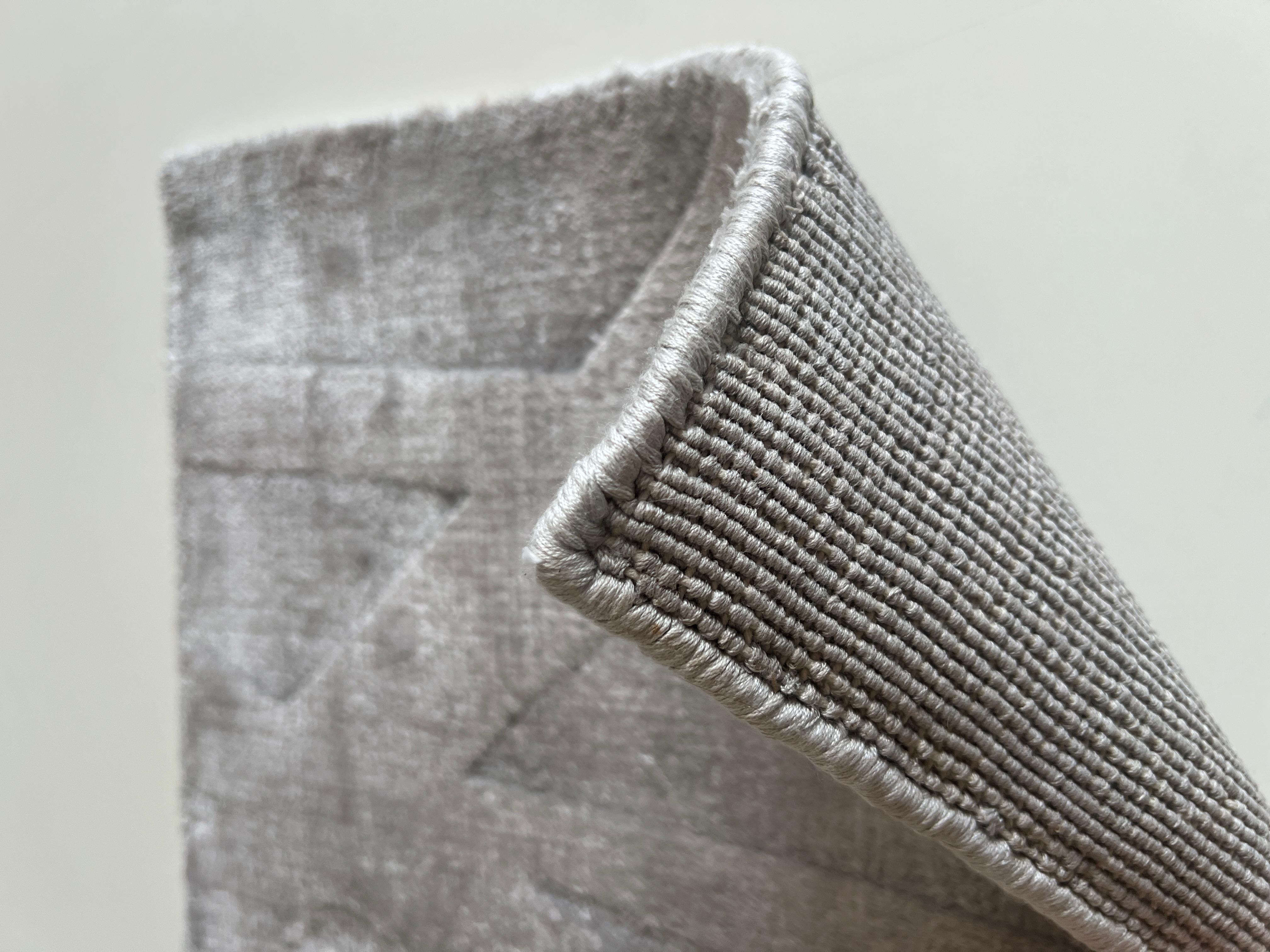 Nos produits sont entièrement noués à la main et fabriqués à partir de matières premières de la plus haute qualité. Les fils sont teints avec des couleurs naturelles et traités par nos artisans qualifiés, qui les entrelacent pour créer des produits