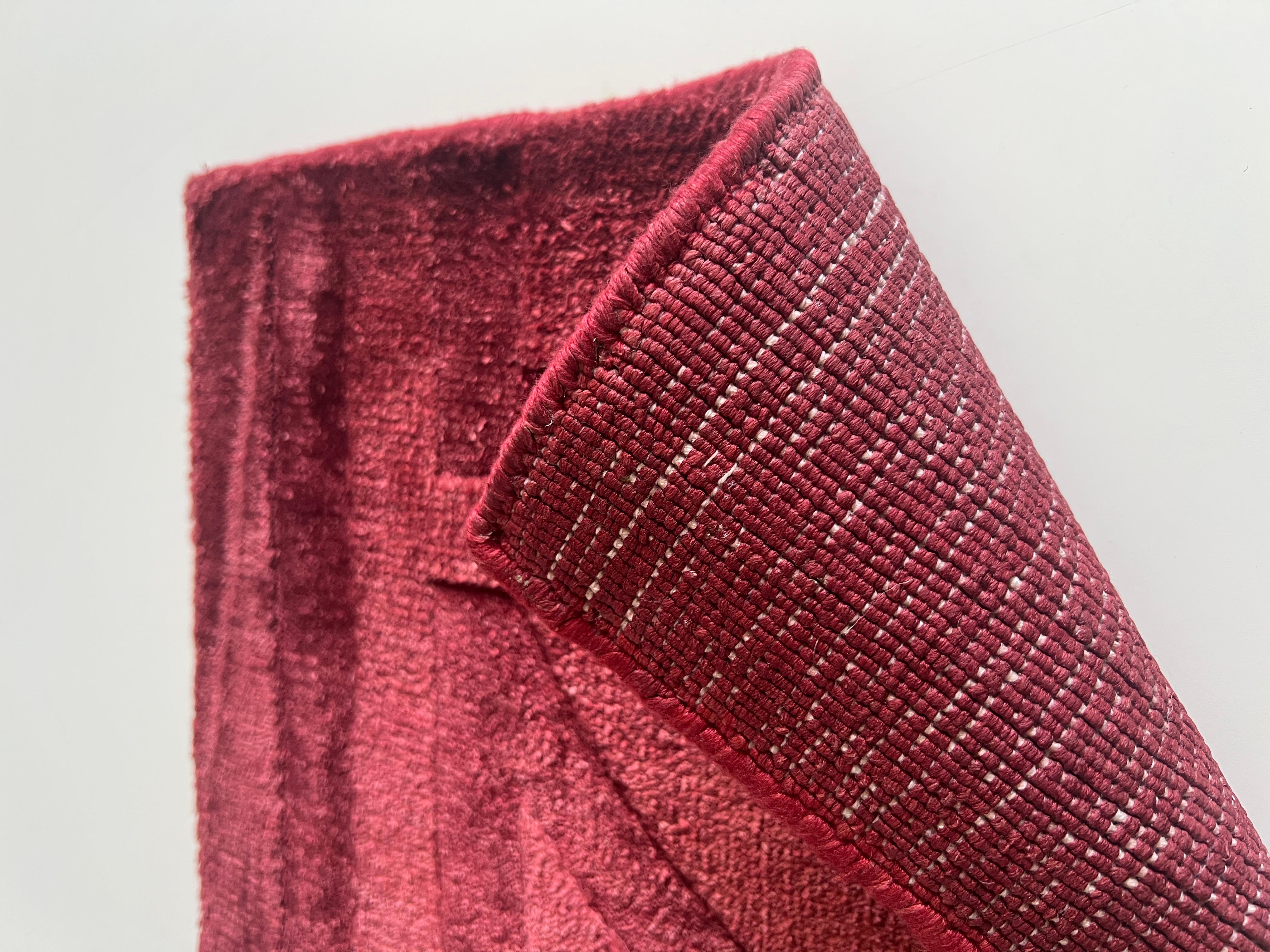 Nos produits sont entièrement noués à la main et fabriqués à partir de matières premières de la plus haute qualité. Les fils sont teints avec des couleurs naturelles et traités par nos artisans qualifiés, qui les entrelacent pour créer des produits