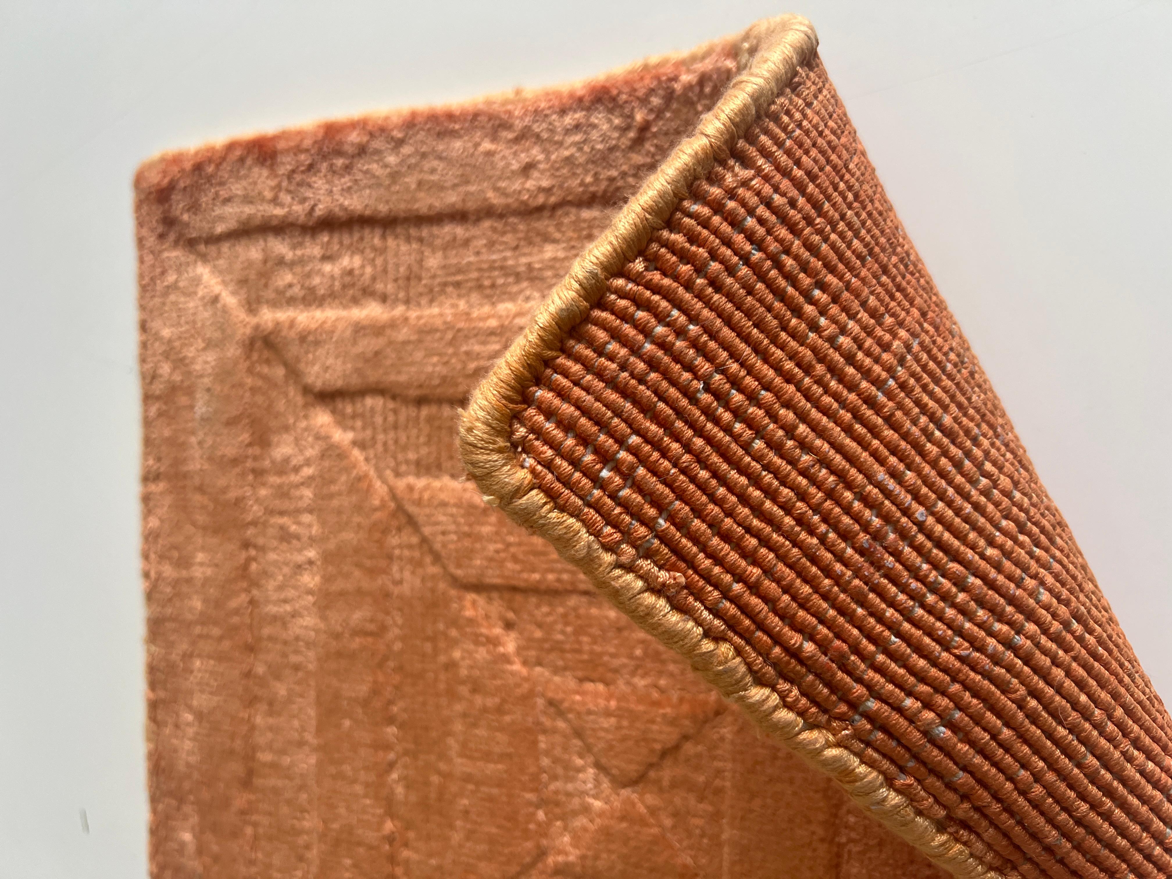 Nos produits sont entièrement noués à la main et fabriqués à partir de matières premières de la plus haute qualité. Les fils sont teints avec des couleurs naturelles et traités par nos artisans qualifiés, qui les entrelacent pour créer des produits