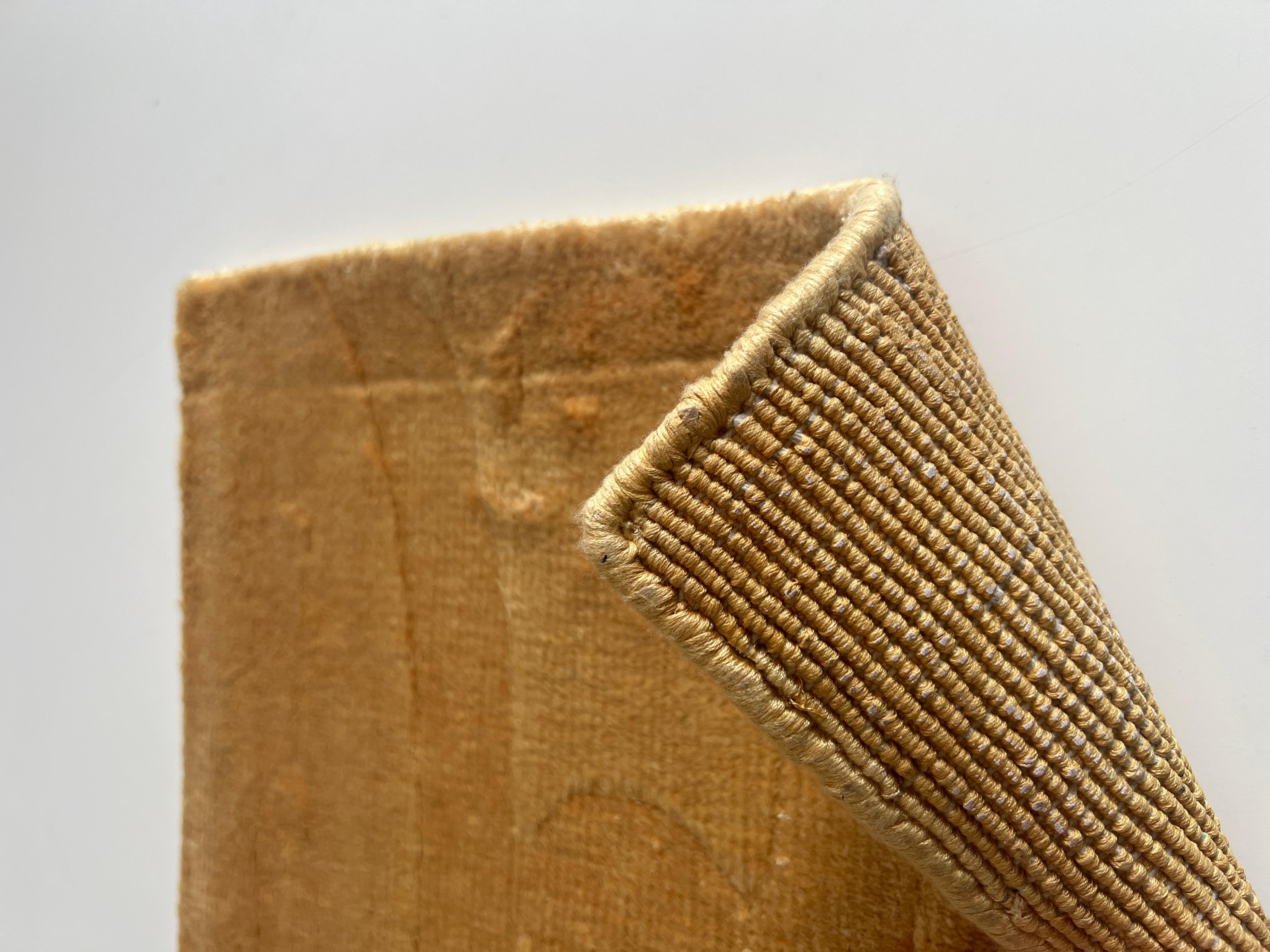 Nos produits sont entièrement noués à la main et fabriqués à partir de matières premières de la plus haute qualité. Les fils sont teints avec des couleurs naturelles et traités par nos artisans qualifiés, qui les entrelacent pour créer des produits