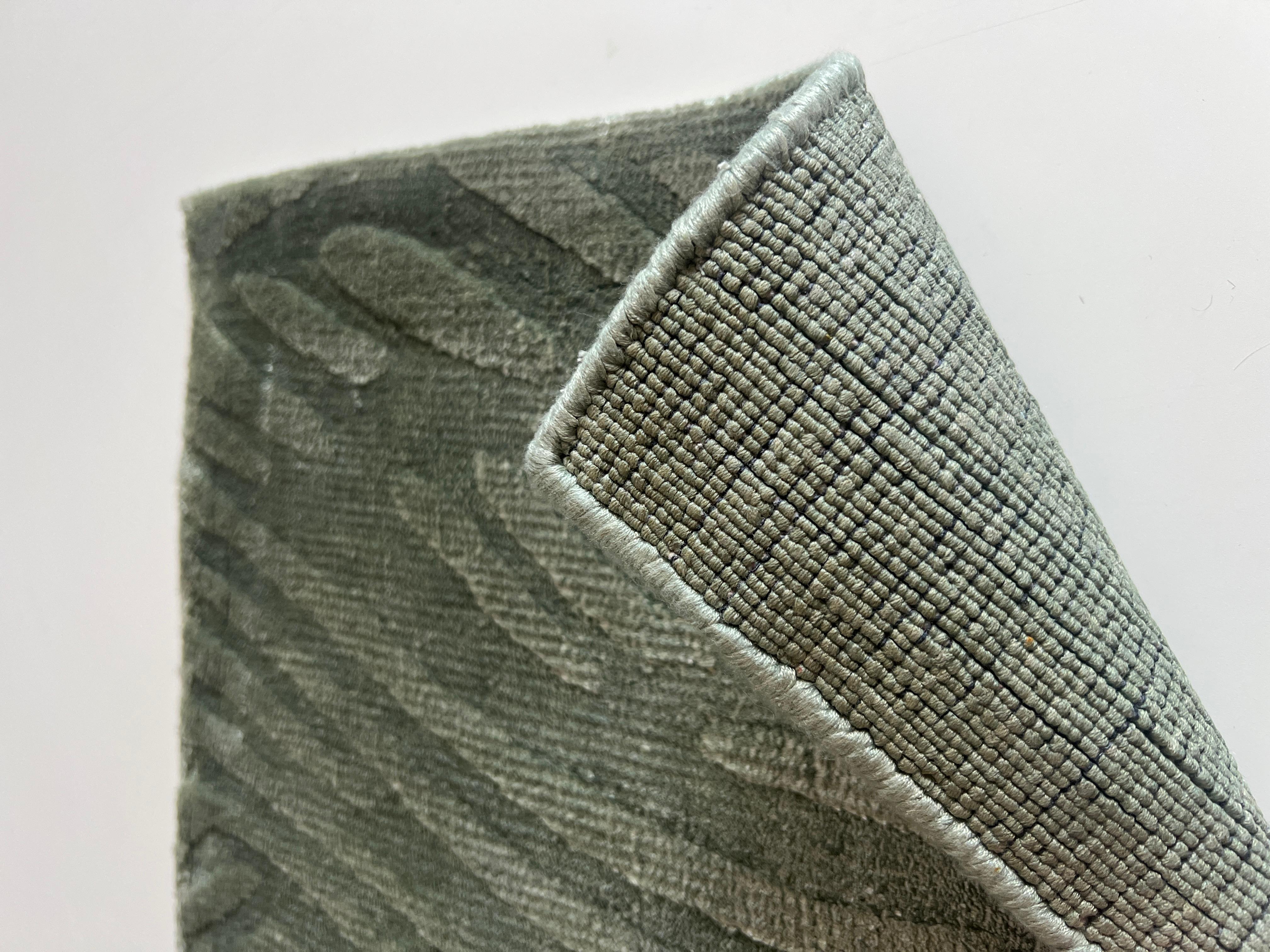 Nos produits sont entièrement noués à la main et fabriqués à partir de matières premières de la plus haute qualité. Les fils sont teints avec des couleurs naturelles et traités par nos artisans qualifiés, qui les entrelacent pour créer des produits