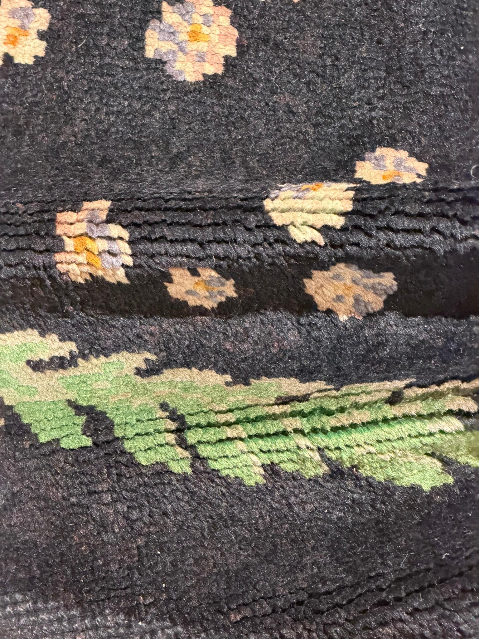 Tappeto base nera decorato con cesti di rose realizzato per scenografie teatrali im Angebot 2