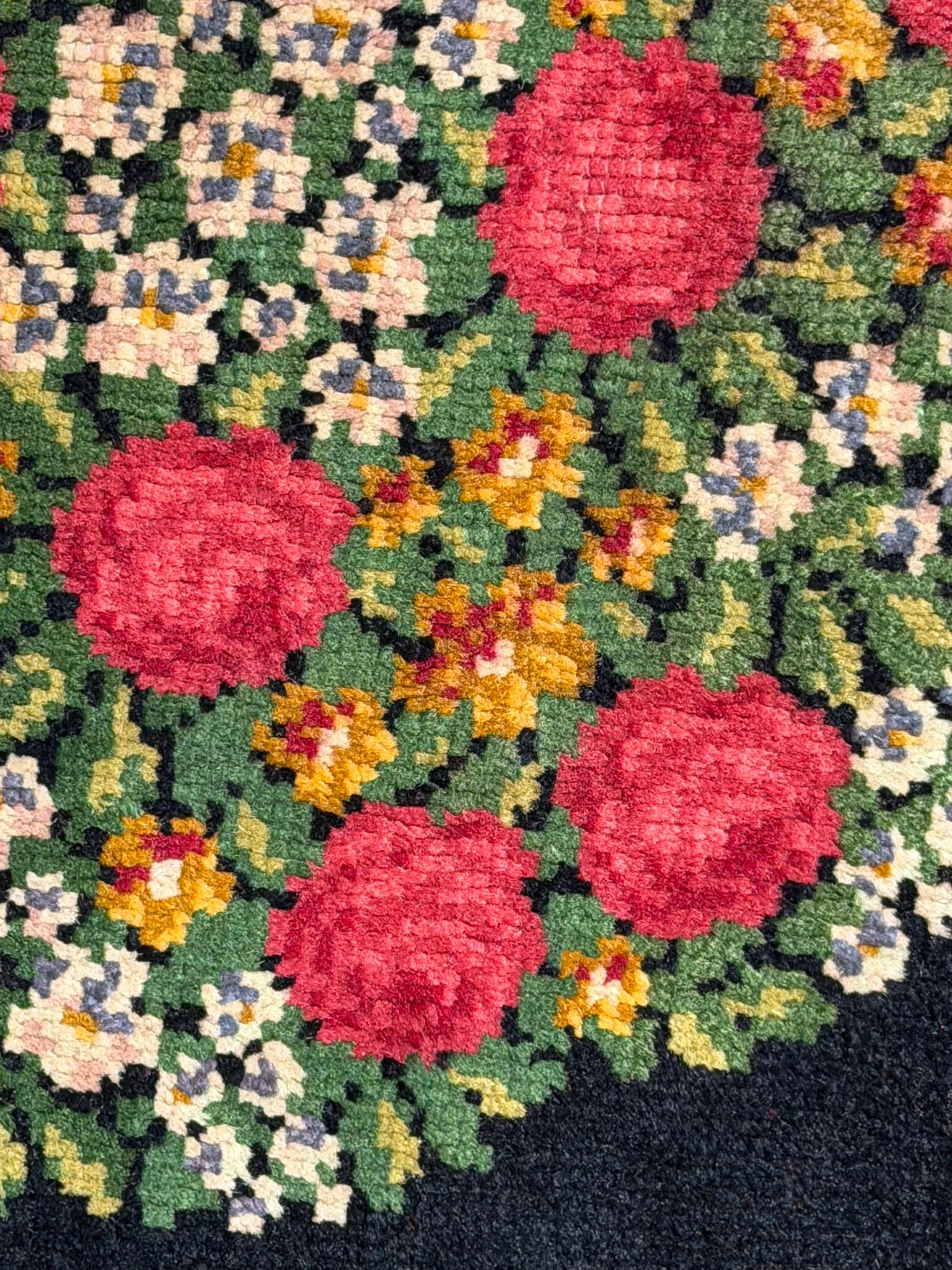 Tappeto base nera decorato con cesti di rose realizzato per scenografie teatrali im Angebot 3