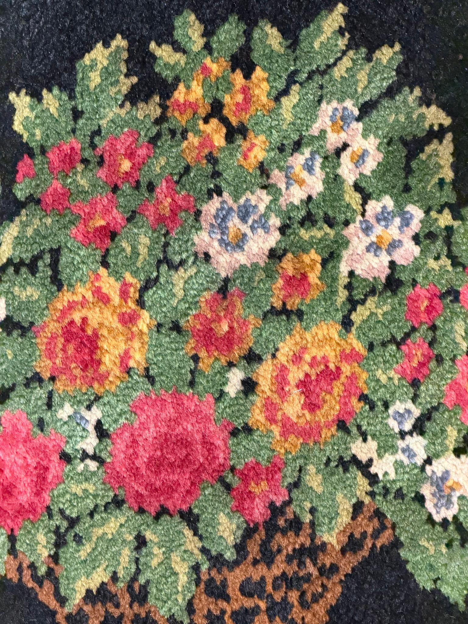 Tappeto base nera decorato con cesti di rose realizzato per scenografie teatrali im Angebot 5