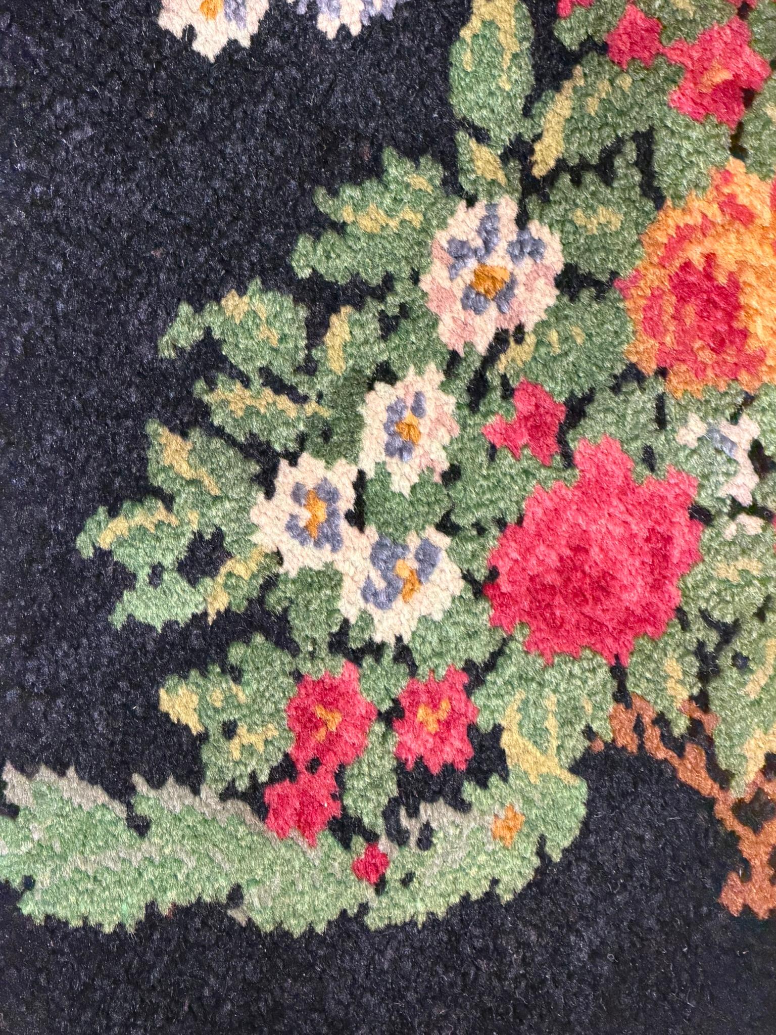 Tappeto base nera decorato con cesti di rose realizzato per scenografie teatrali im Angebot 6