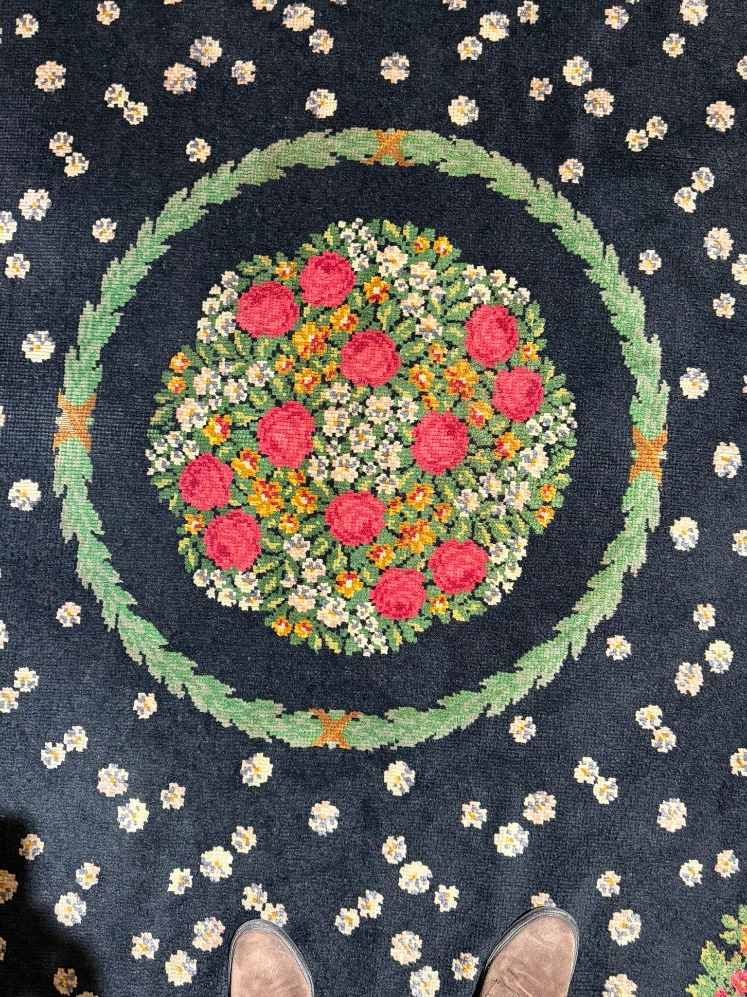 Raro e molto curioso questo tappeto rotondo di manifattura inglese. Proviene dalla Eccentric Trading Company di Londra: un 