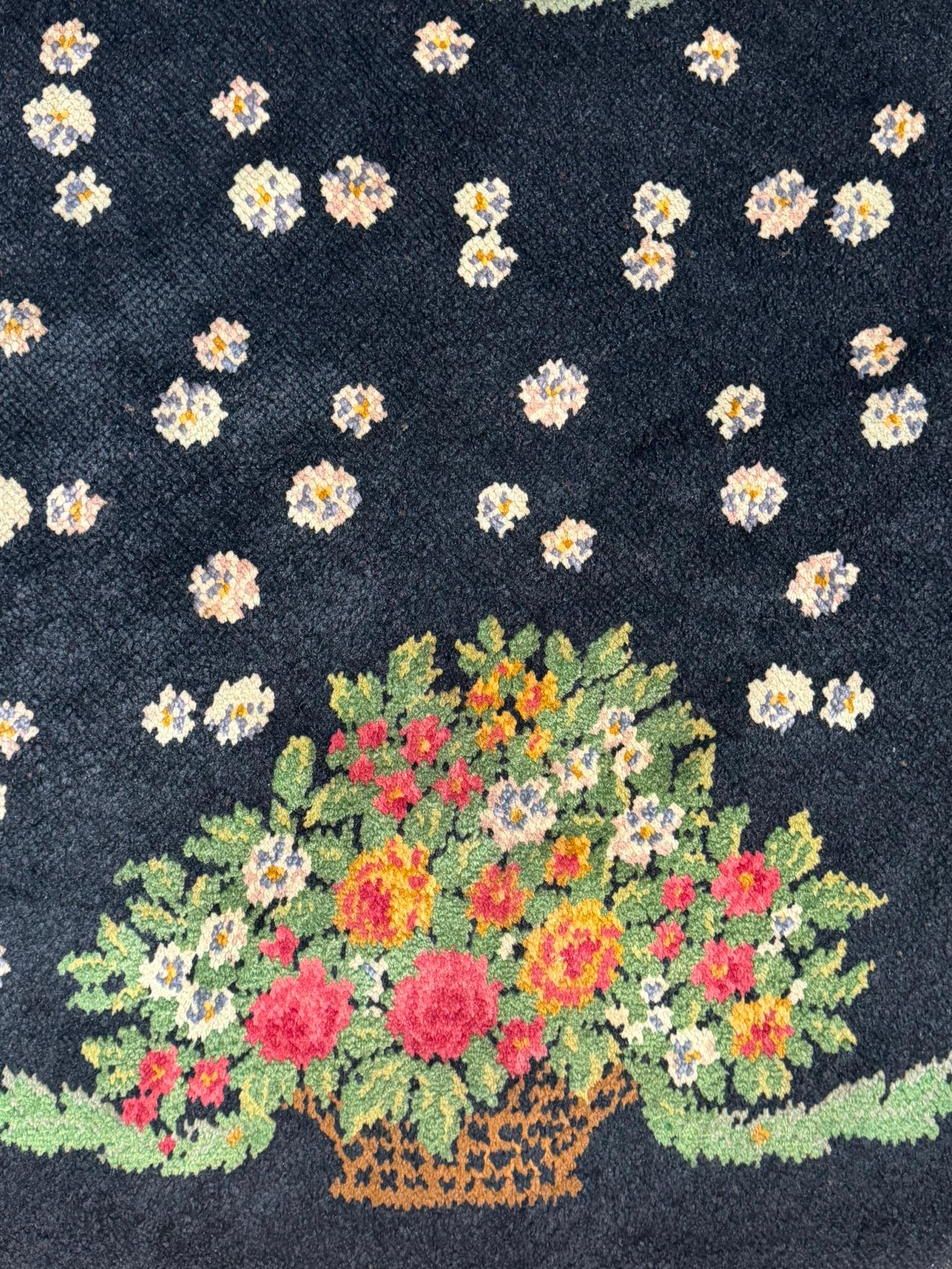 Tappeto base nera decorato con cesti di rose realizzato per scenografie teatrali (Sonstiges) im Angebot