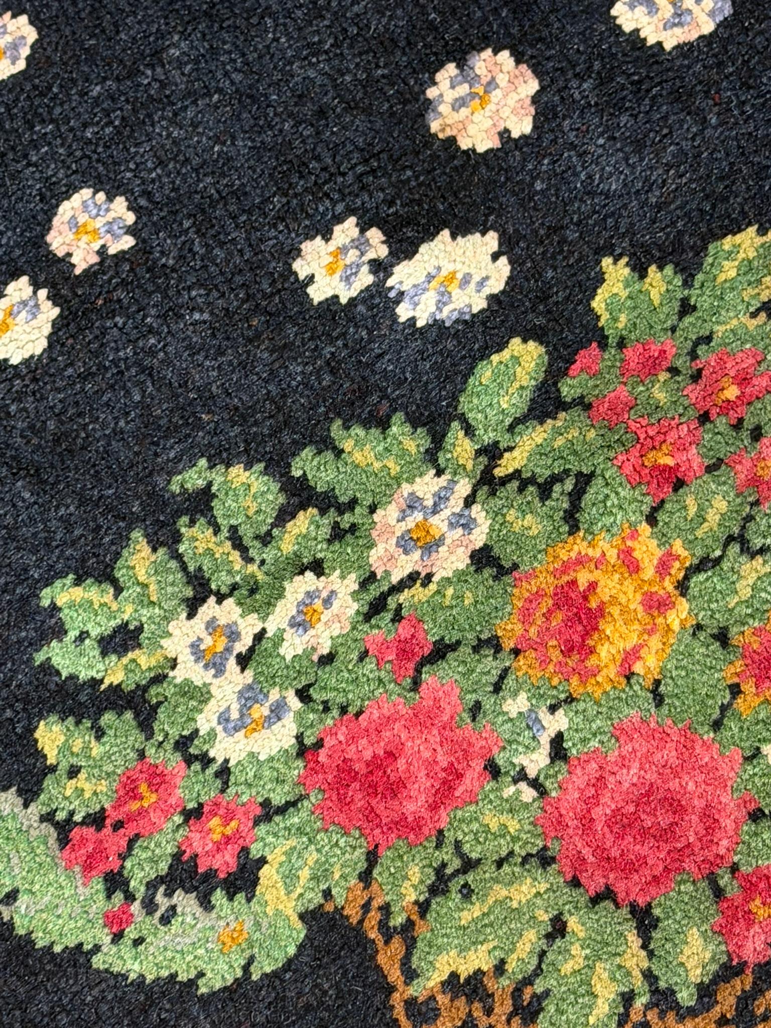 Tappeto base nera decorato con cesti di rose realizzato per scenografie teatrali (Englisch) im Angebot