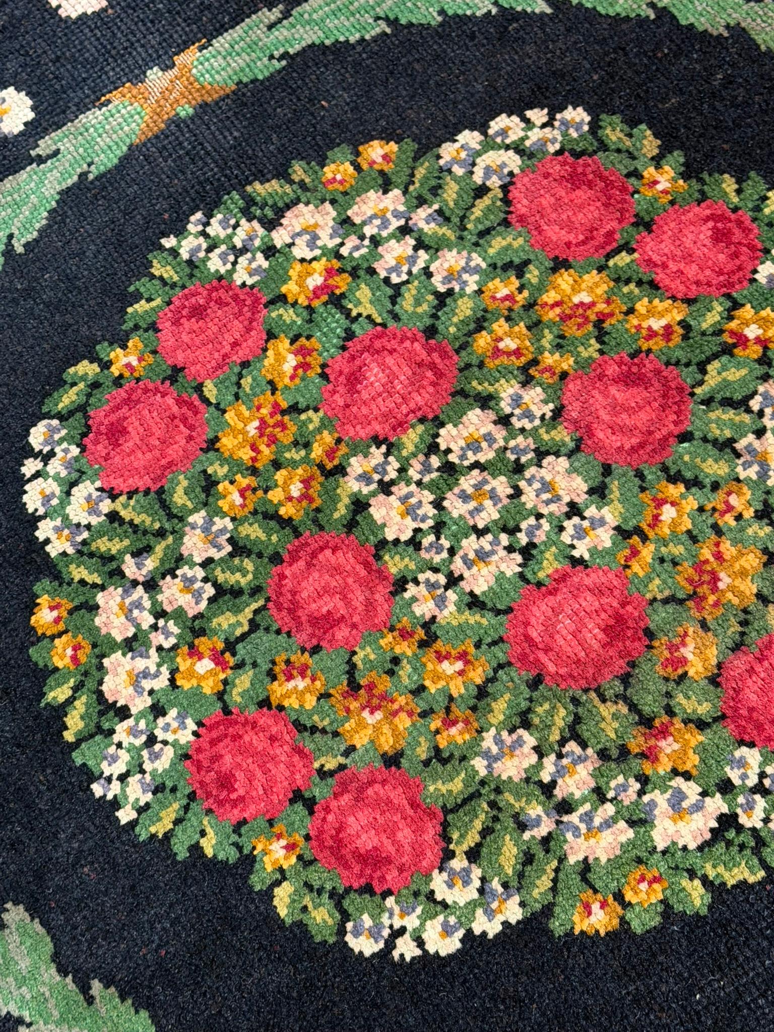 Tappeto base nera decorato con cesti di rose realizzato per scenografie teatrali (Handgeknüpft) im Angebot