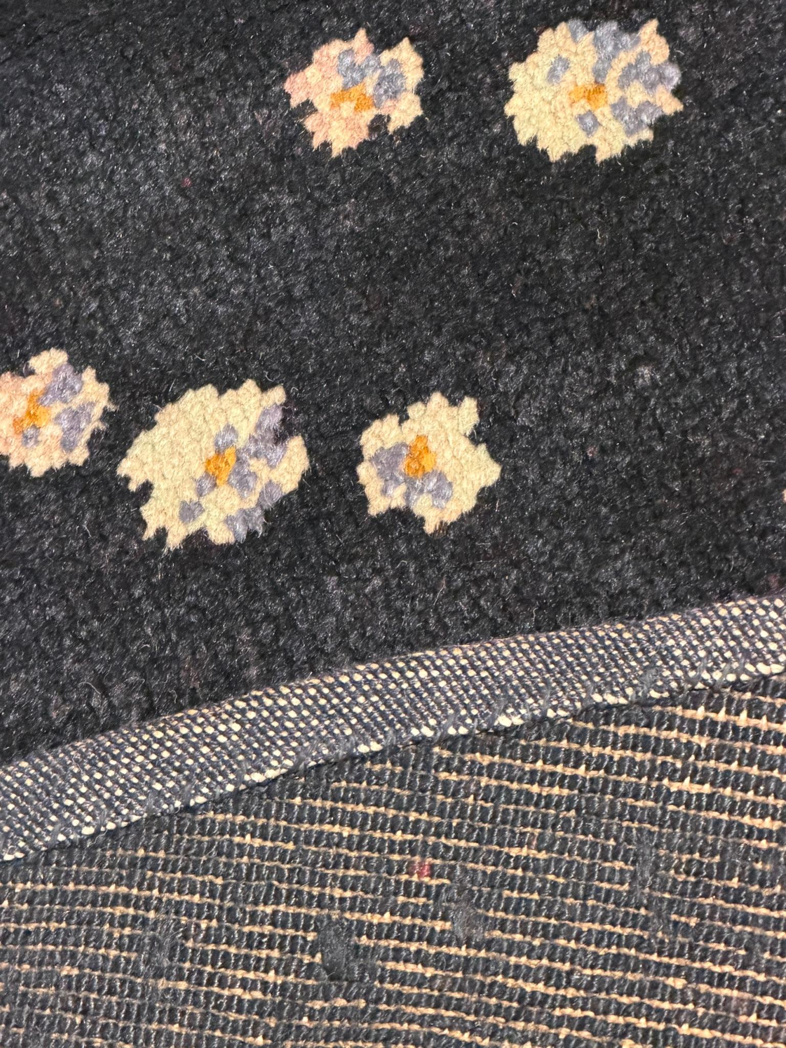 Tappeto base nera decorato con cesti di rose realizzato per scenografie teatrali im Zustand „Relativ gut“ im Angebot in Firenze, IT