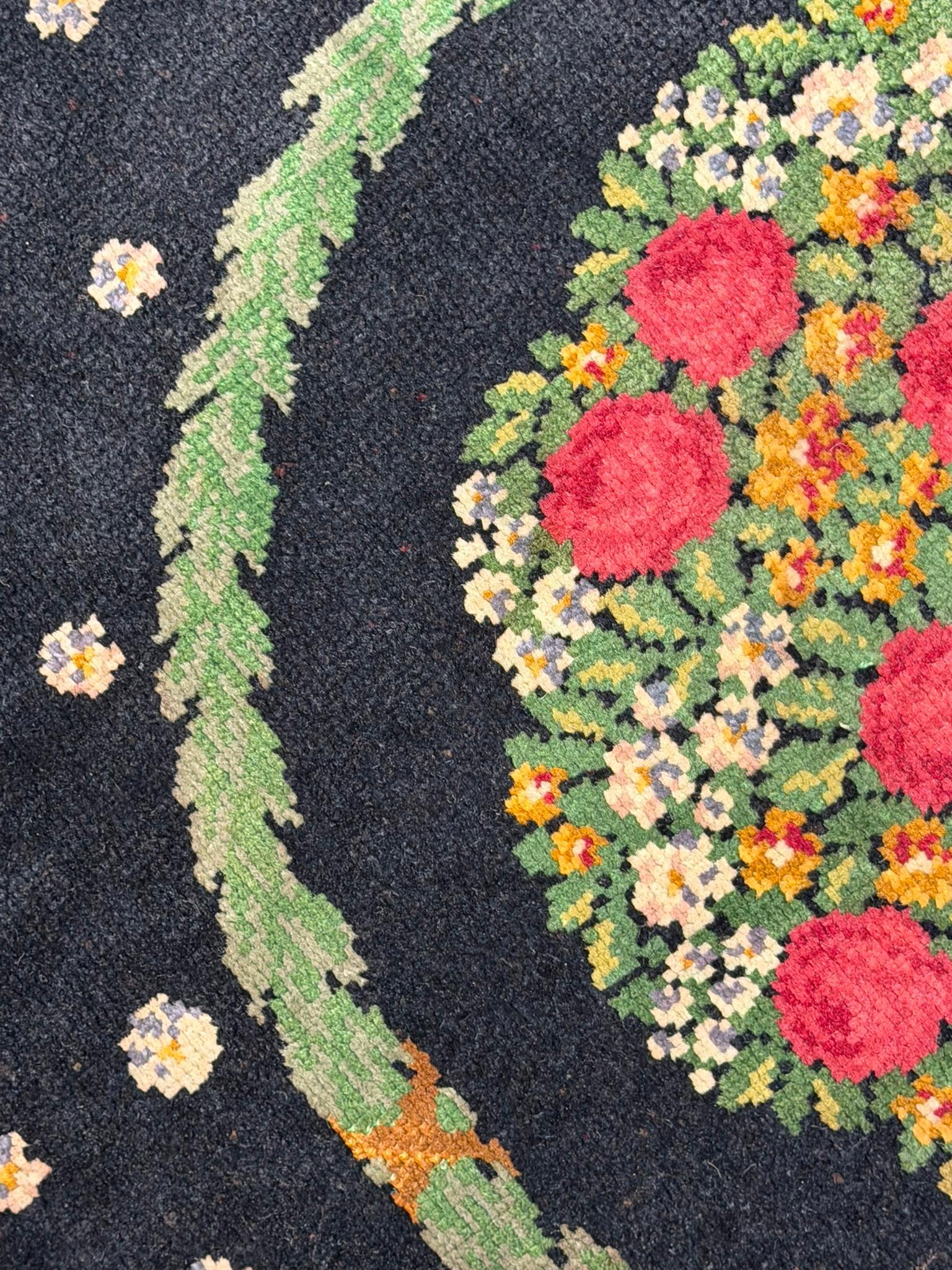 Tappeto base nera decorato con cesti di rose realizzato per scenografie teatrali (Mitte des 20. Jahrhunderts) im Angebot