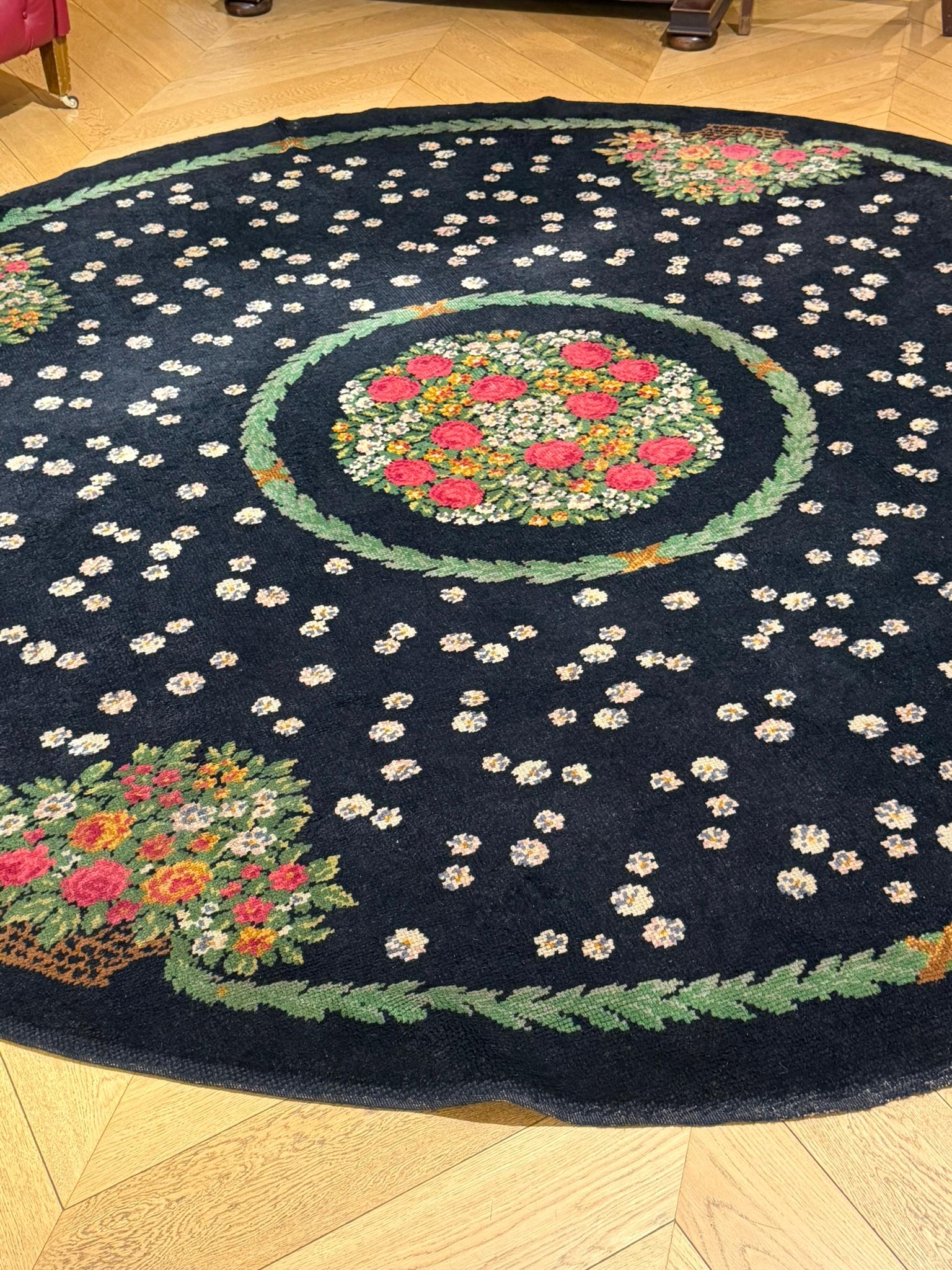 Tappeto base nera decorato con cesti di rose realizzato per scenografie teatrali (Wolle) im Angebot