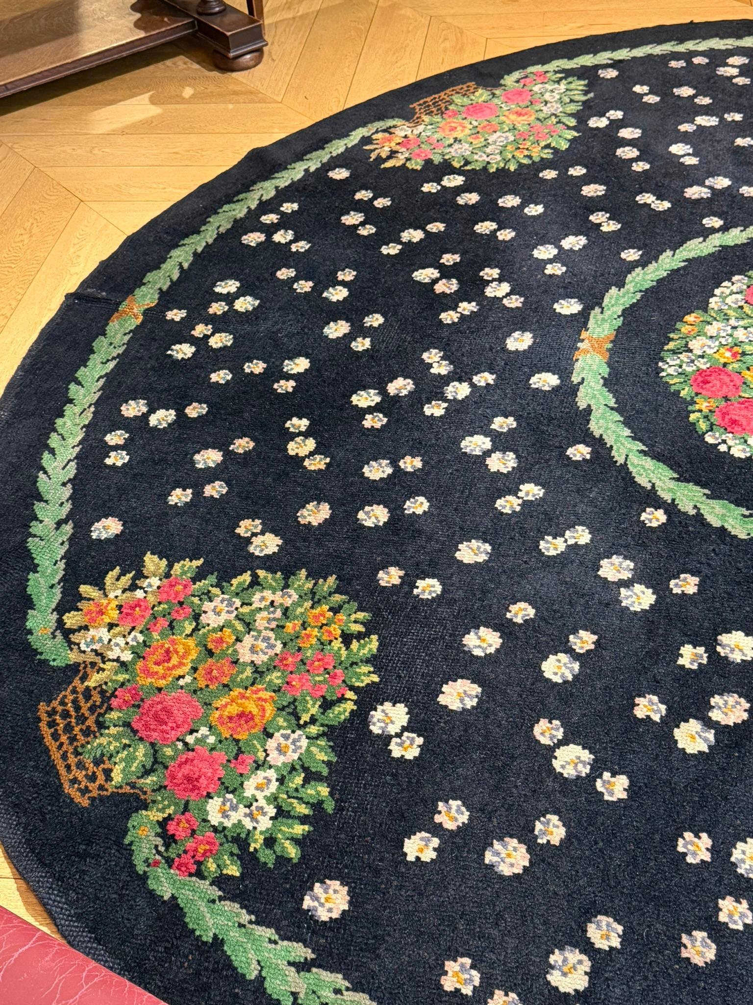 Tappeto base nera decorato con cesti di rose realizzato per scenografie teatrali im Angebot 1