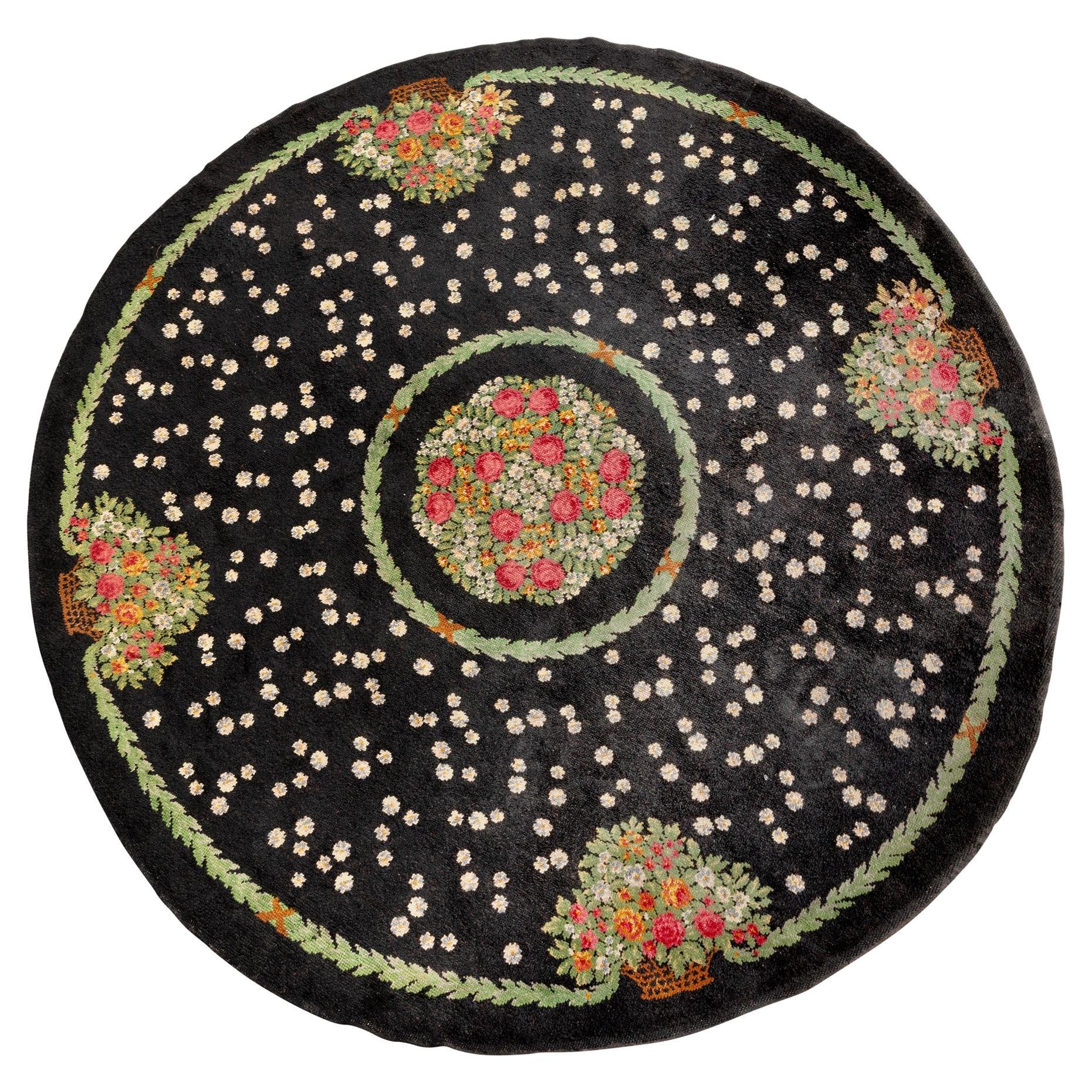 Tappeto base nera decorato con cesti di rose realizzato per scenografie teatrali im Angebot