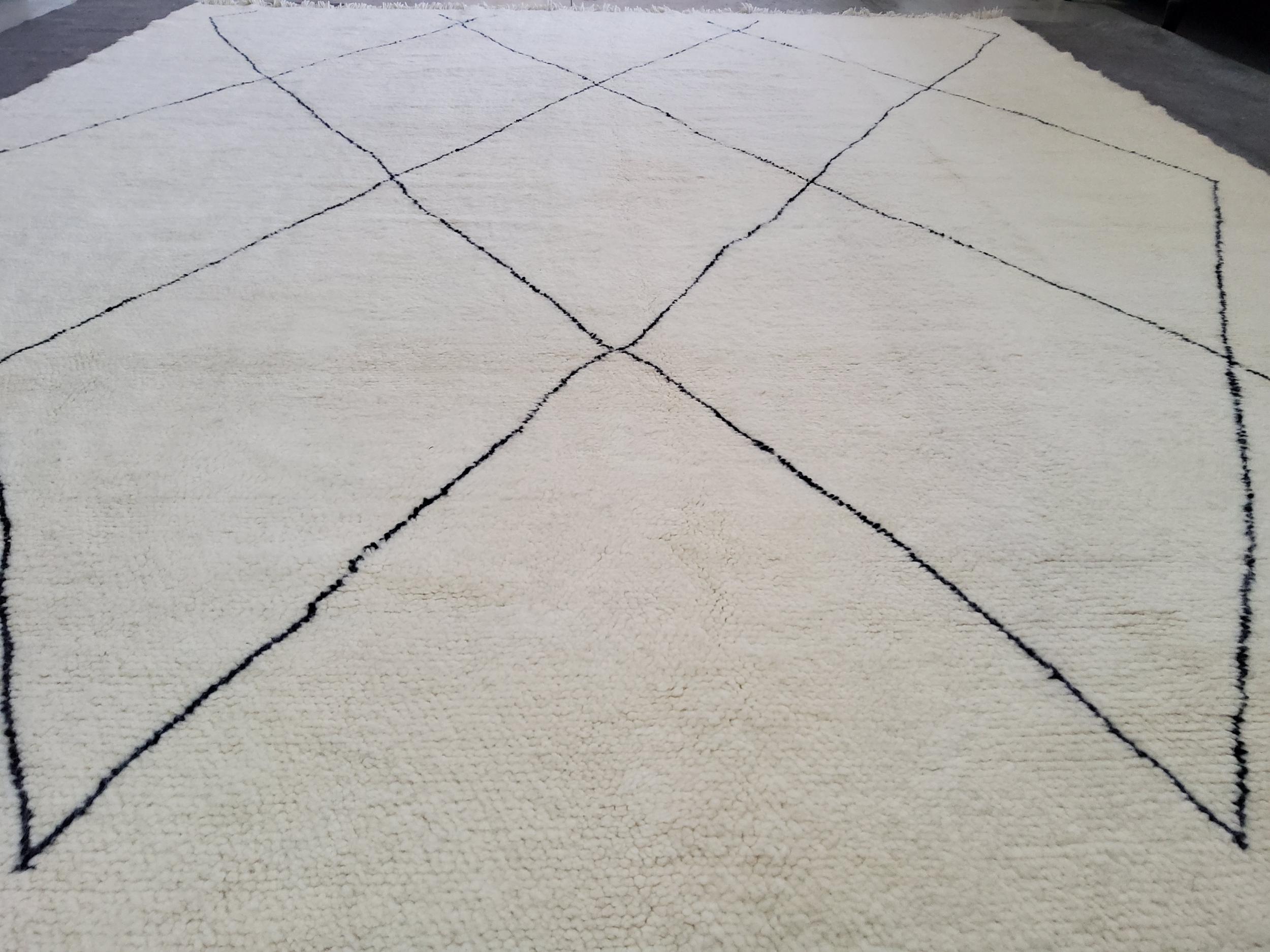 BeniOurain Vintage Carpet  Morocco, 1990s  Hand Knotted Wool  395×335 cm In Good Condition For Sale In Loria, IT