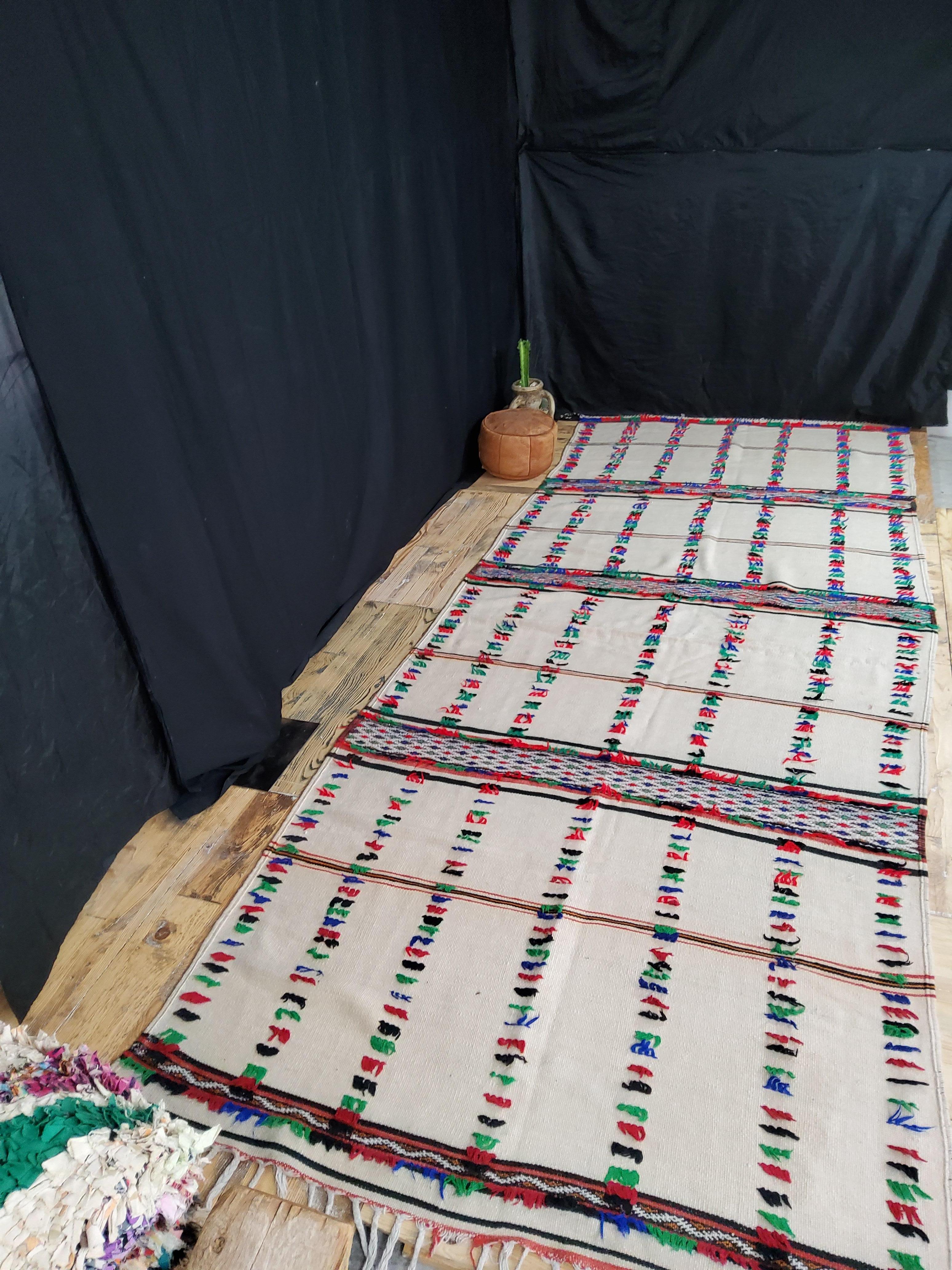 Tappeto Berbero Azilal Vintage,  in Lana Naturale - Anni'70, Marocco, 400x155 cm (Handgefertigt) im Angebot
