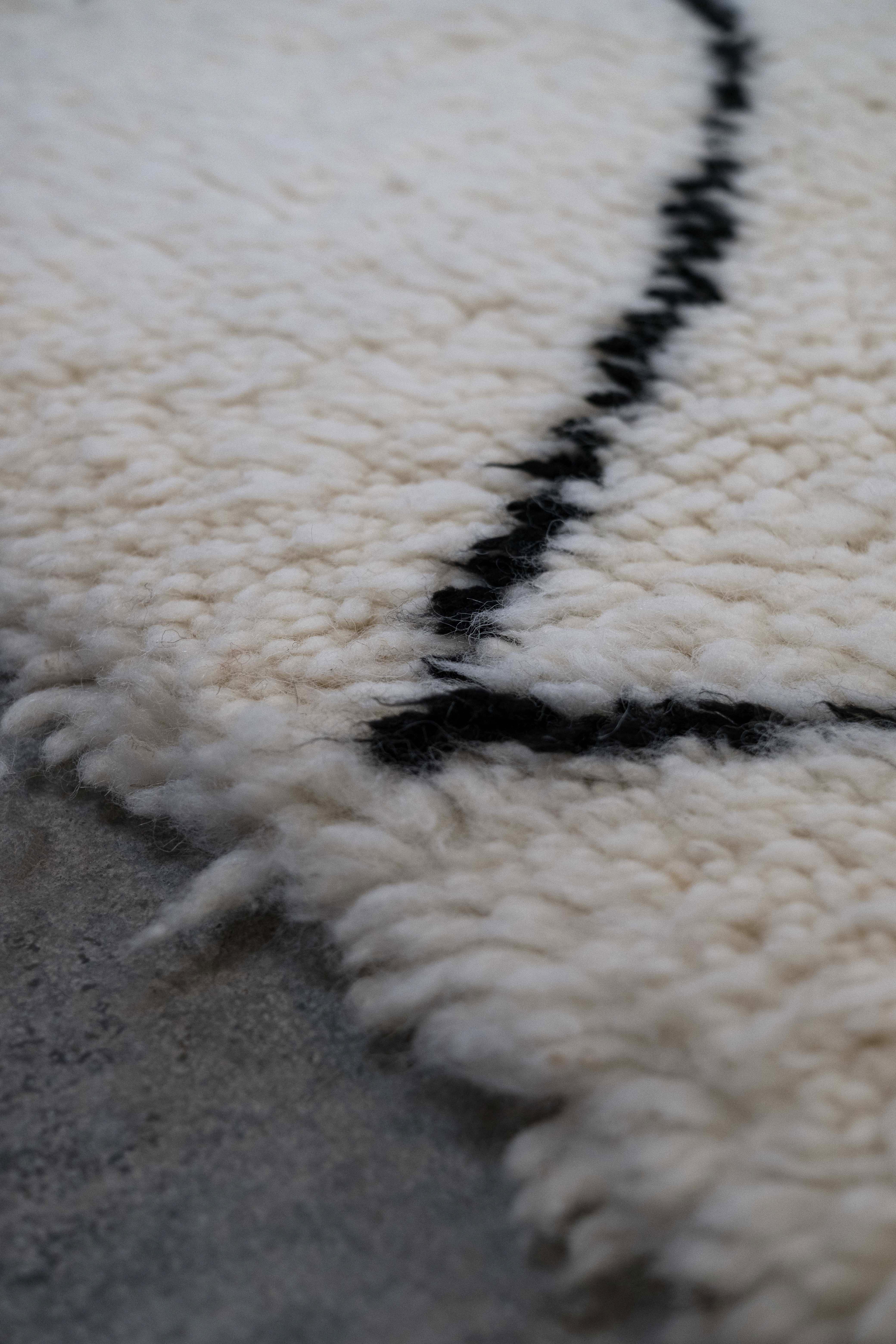 Tapis marocain  Berbère Beni Ourain Blanc Noir Laine Naturelle Artisanat Excellent état - En vente à Loria, IT