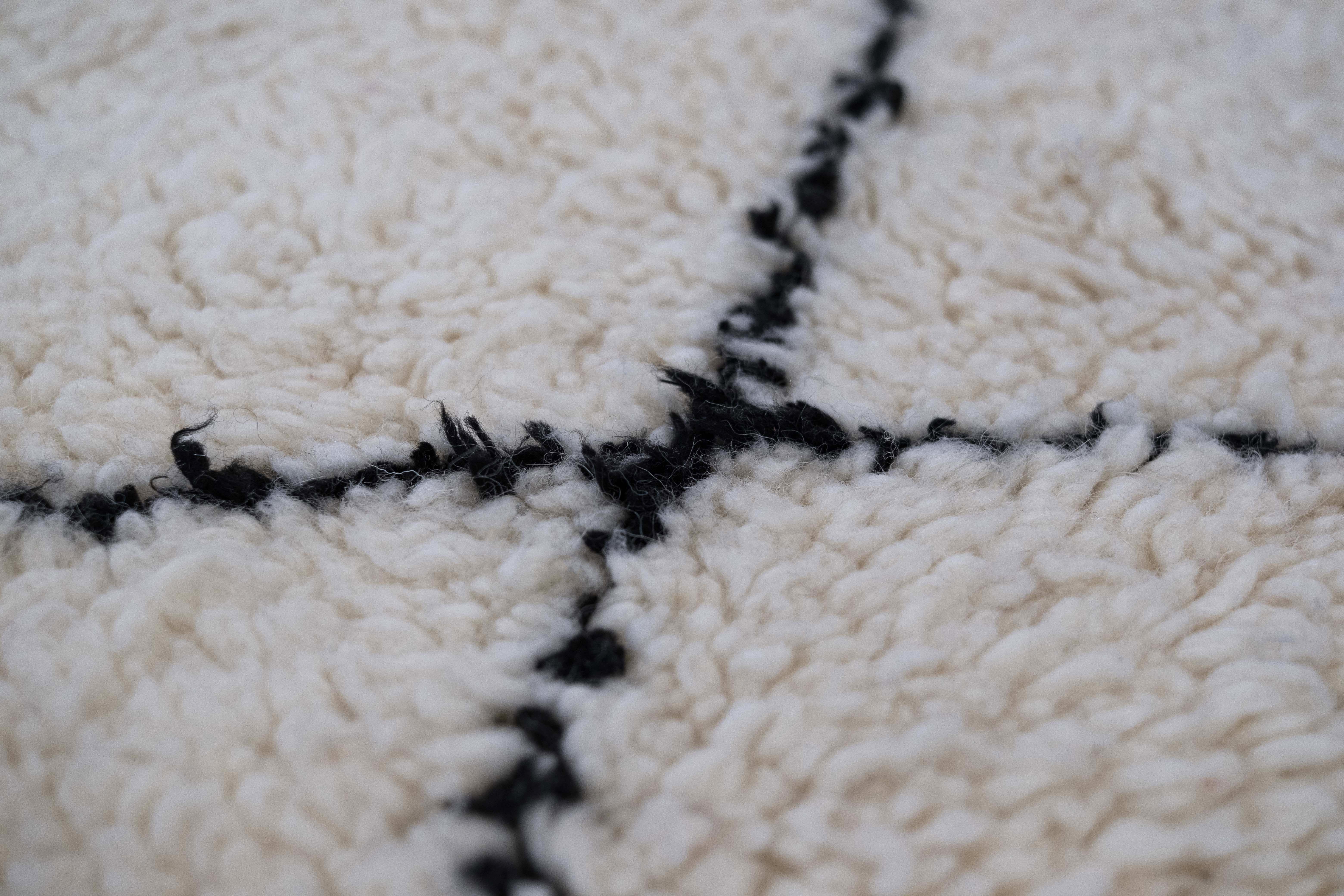 20th Century Tapis marocain  Berbère Beni Ourain Blanc Noir Laine Naturelle Artisanat en vente