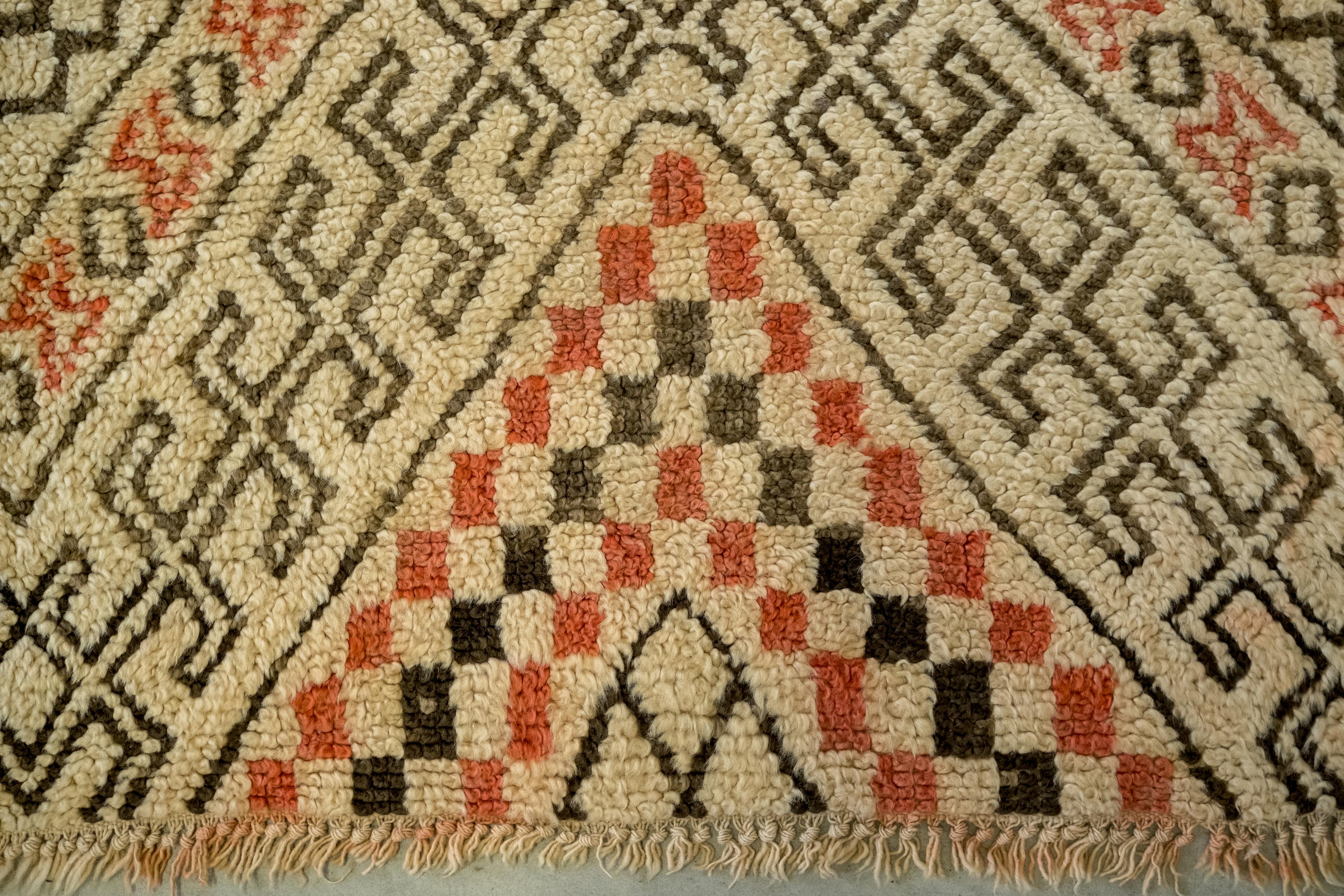 Berberteppich, Beni Ourain, Größe 420X192cm, handgeknüpft, aus 100% Wolle: Dieser seltene Berberteppich, der von den Stämmen der Beni Ourain in Marokko gefärbt wurde, ist sehr ungewöhnlich, da die Beni Ourain in der Regel Teppiche mit schwarzem und