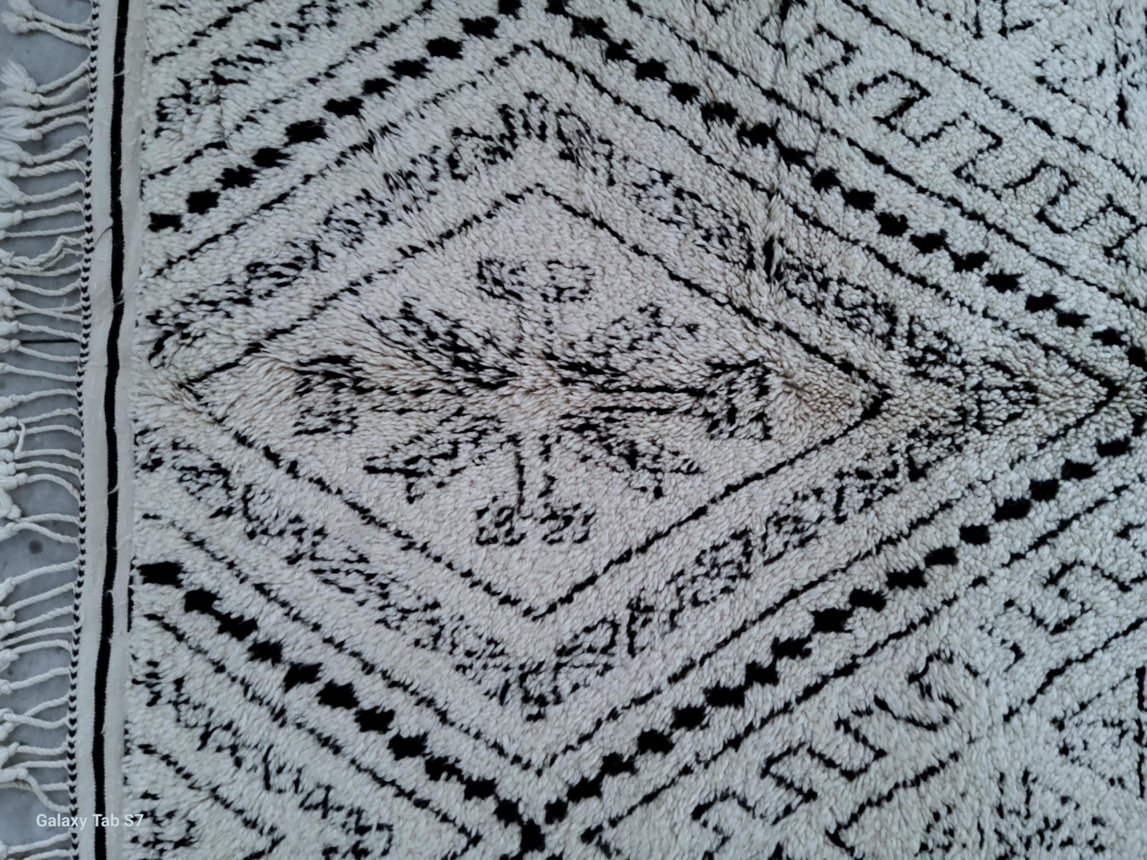 Tappeto Berbero Marocchino Vintage Manufatto in Lana Bianca e Nera Naturale in vendita 4
