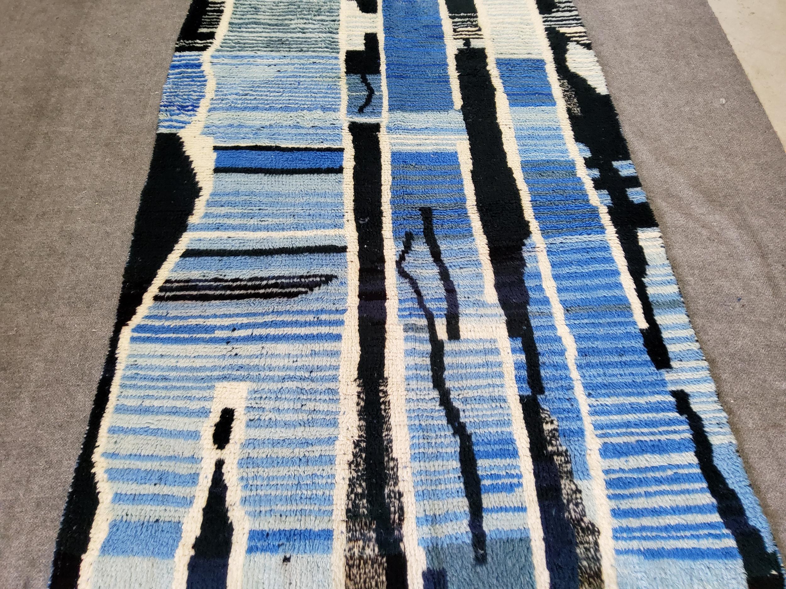 Tribale Tappeto Berbero Marocco  Design Vintage Manufatto in Lana Naturale  blue e Nera in vendita
