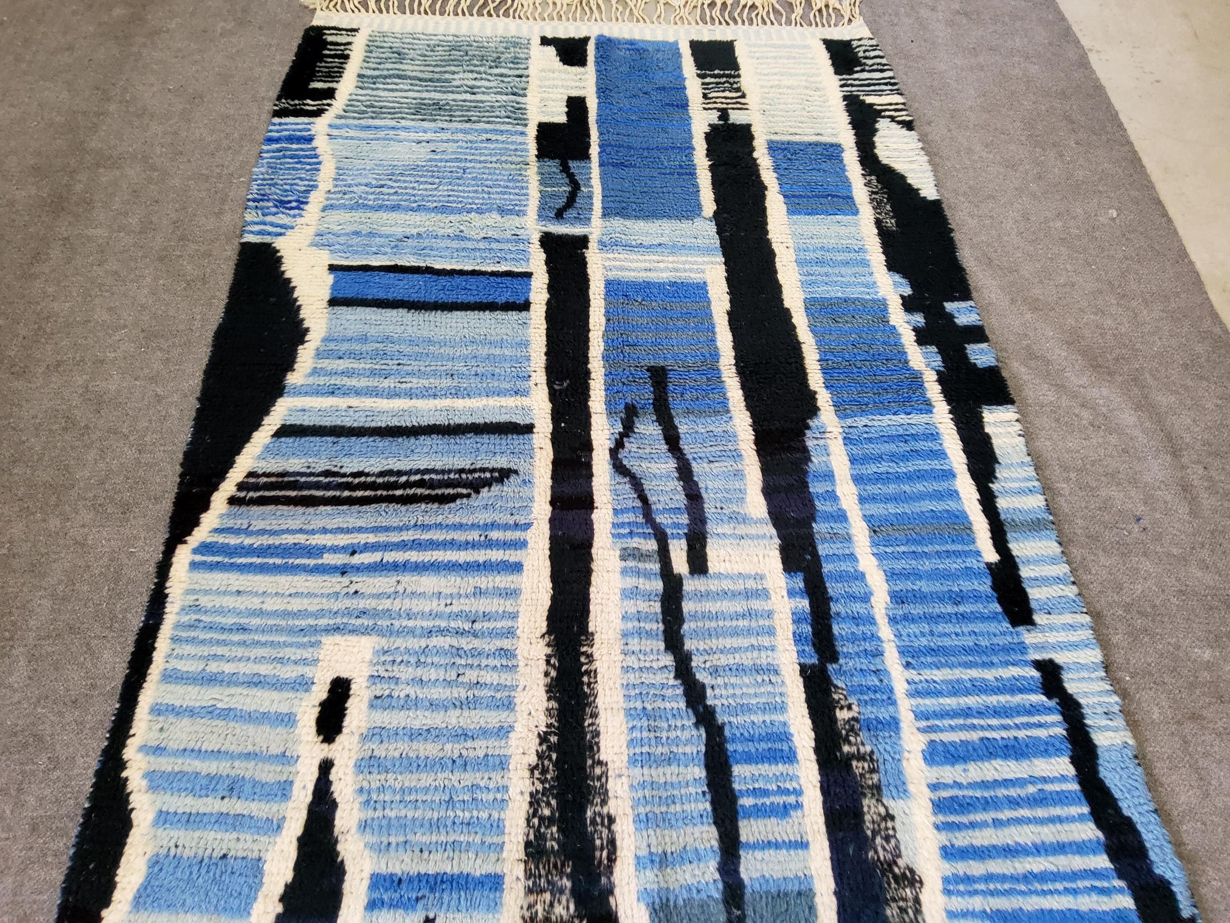 Moroccan Tappeto Berbero Marocco  Design Vintage Manufatto in Lana Naturale  blue e Nera in vendita
