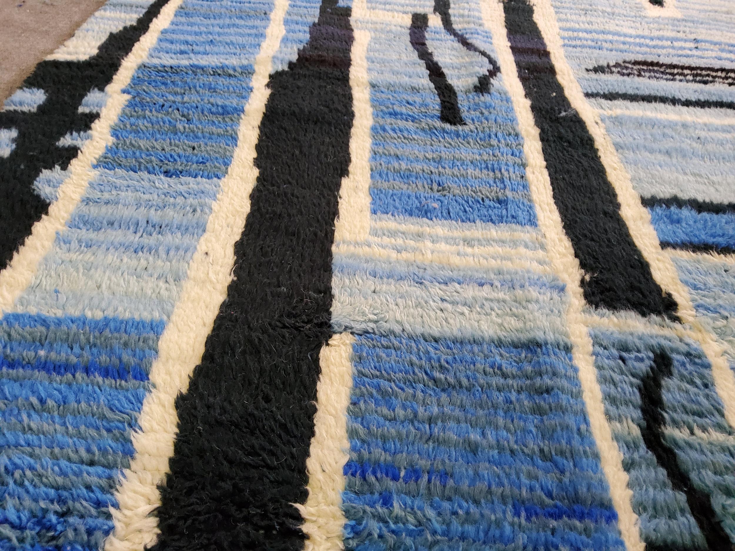 Annodato a mano Tappeto Berbero Marocco  Design Vintage Manufatto in Lana Naturale  blue e Nera in vendita
