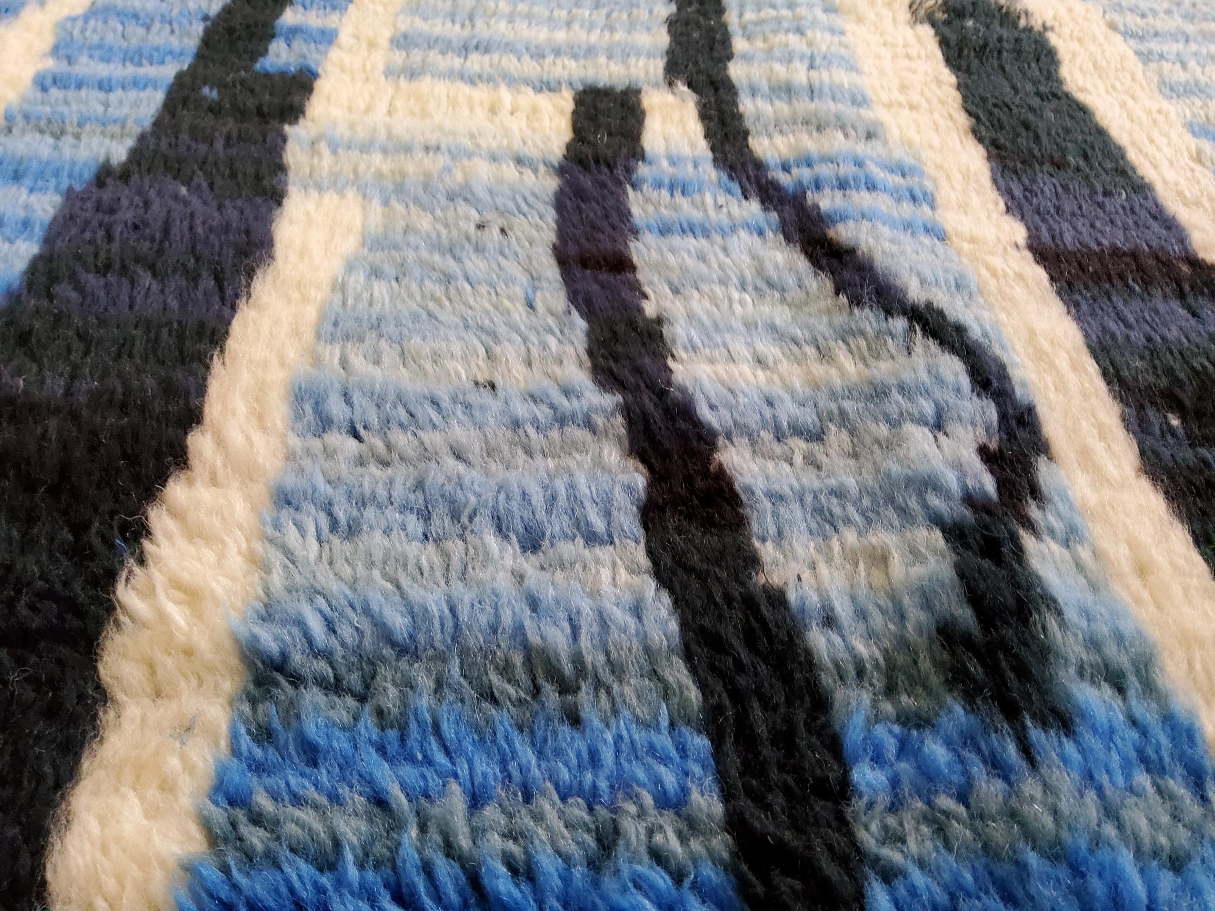 Tappeto Berbero Marocco  Design Vintage Manufatto in Lana Naturale  blue e Nera In condizioni buone in vendita a Loria, IT