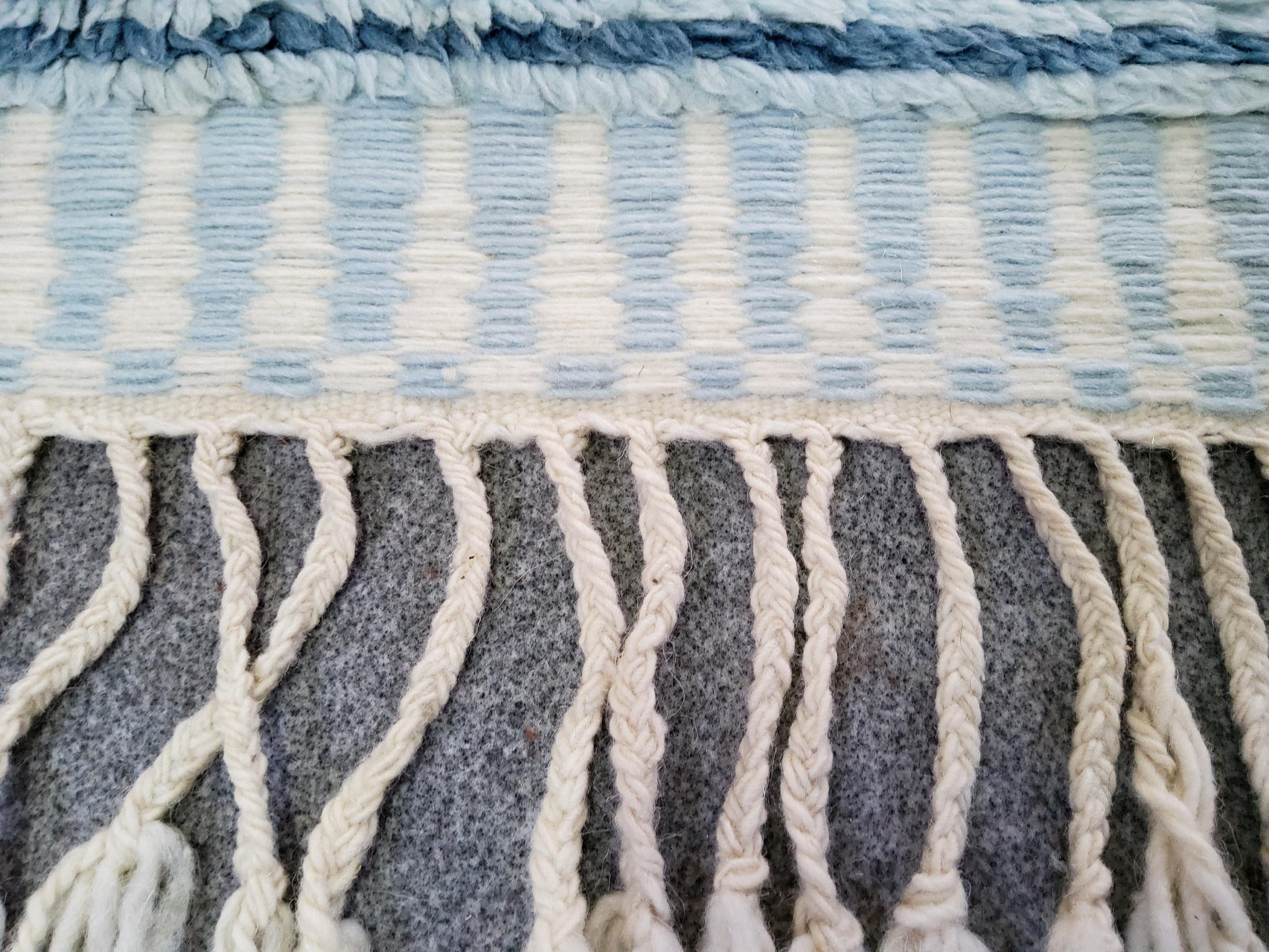 Late 20th Century Tappeto Berbero Marocco  Design Vintage Manufatto in Lana Naturale  blue e Nera in vendita