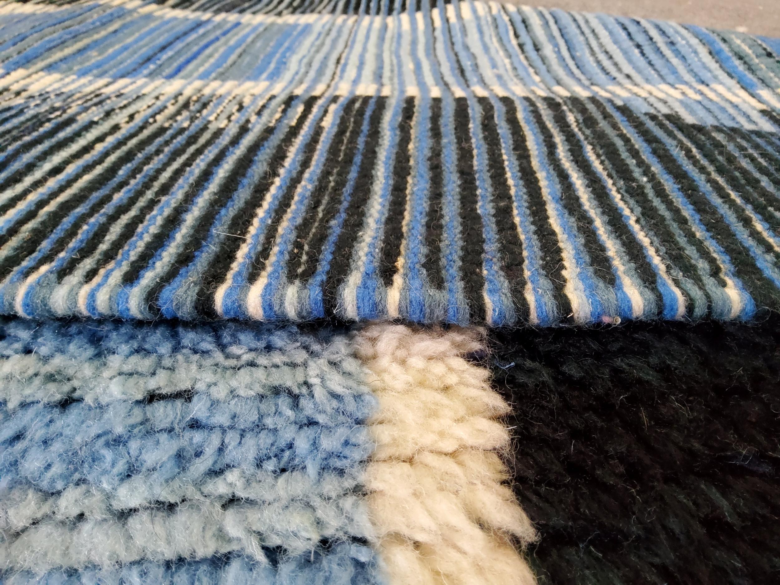Tappeto Berbero Marocco  Design Vintage Manufatto in Lana Naturale  blue e Nera in vendita 1