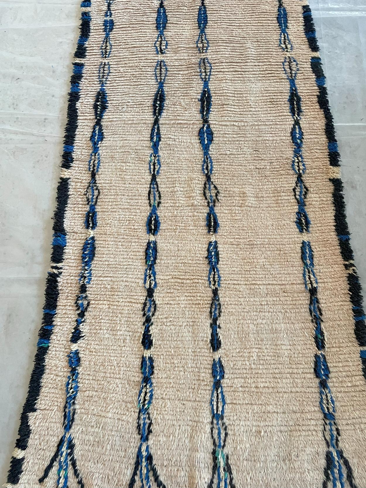 Tribale Tappeto Berbero Vintage Marocchino Azilal manufatto in Lana e Cotone Naturali in vendita