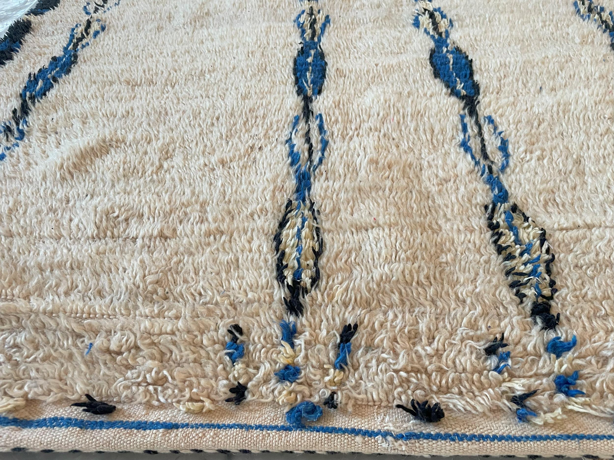 Vintage marokkanischen Berberteppich Azilal aus natürlicher Wolle und Baumwolle (Moroccan) im Angebot