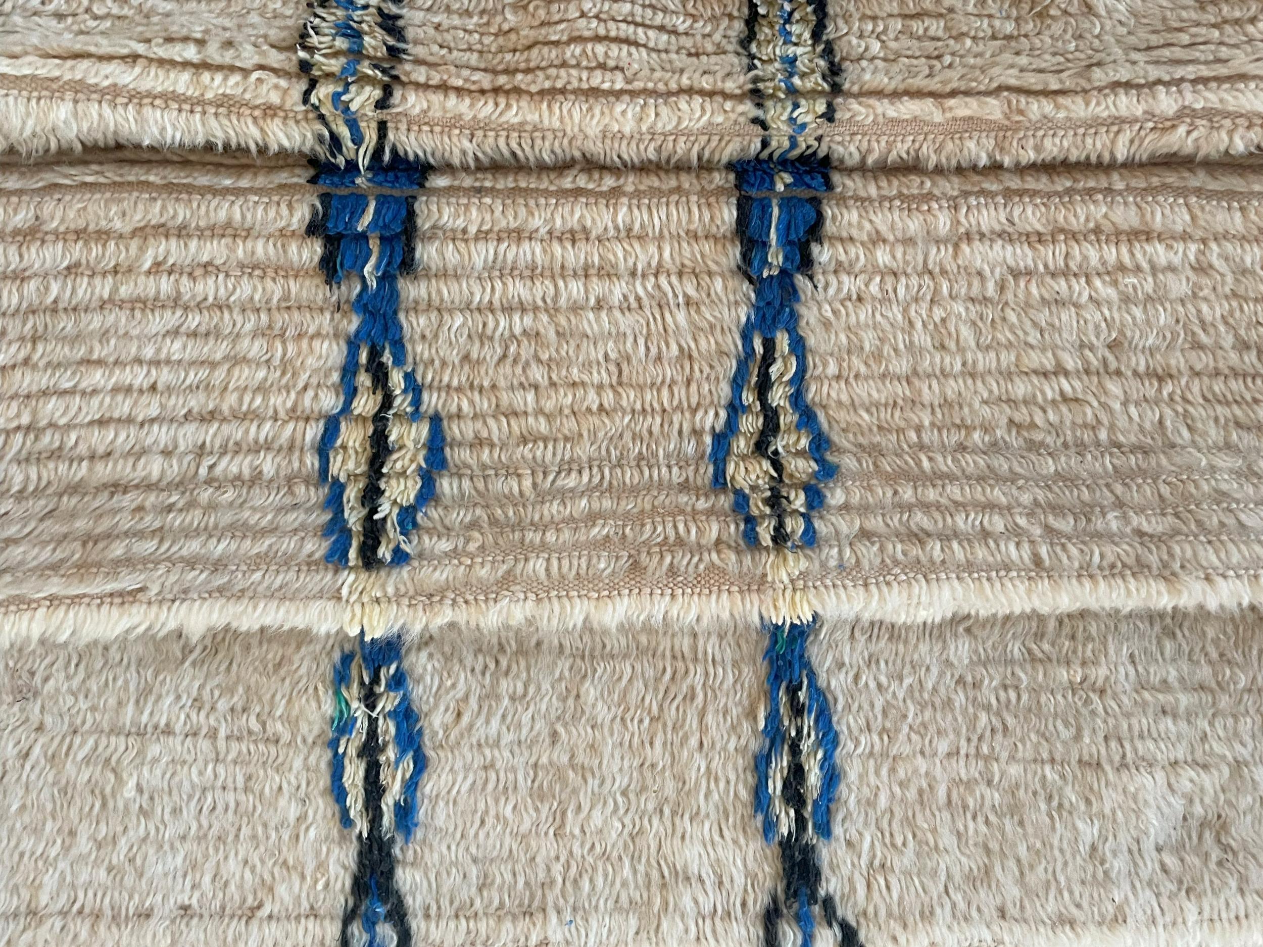 Vintage marokkanischen Berberteppich Azilal aus natürlicher Wolle und Baumwolle (Handgeknüpft) im Angebot